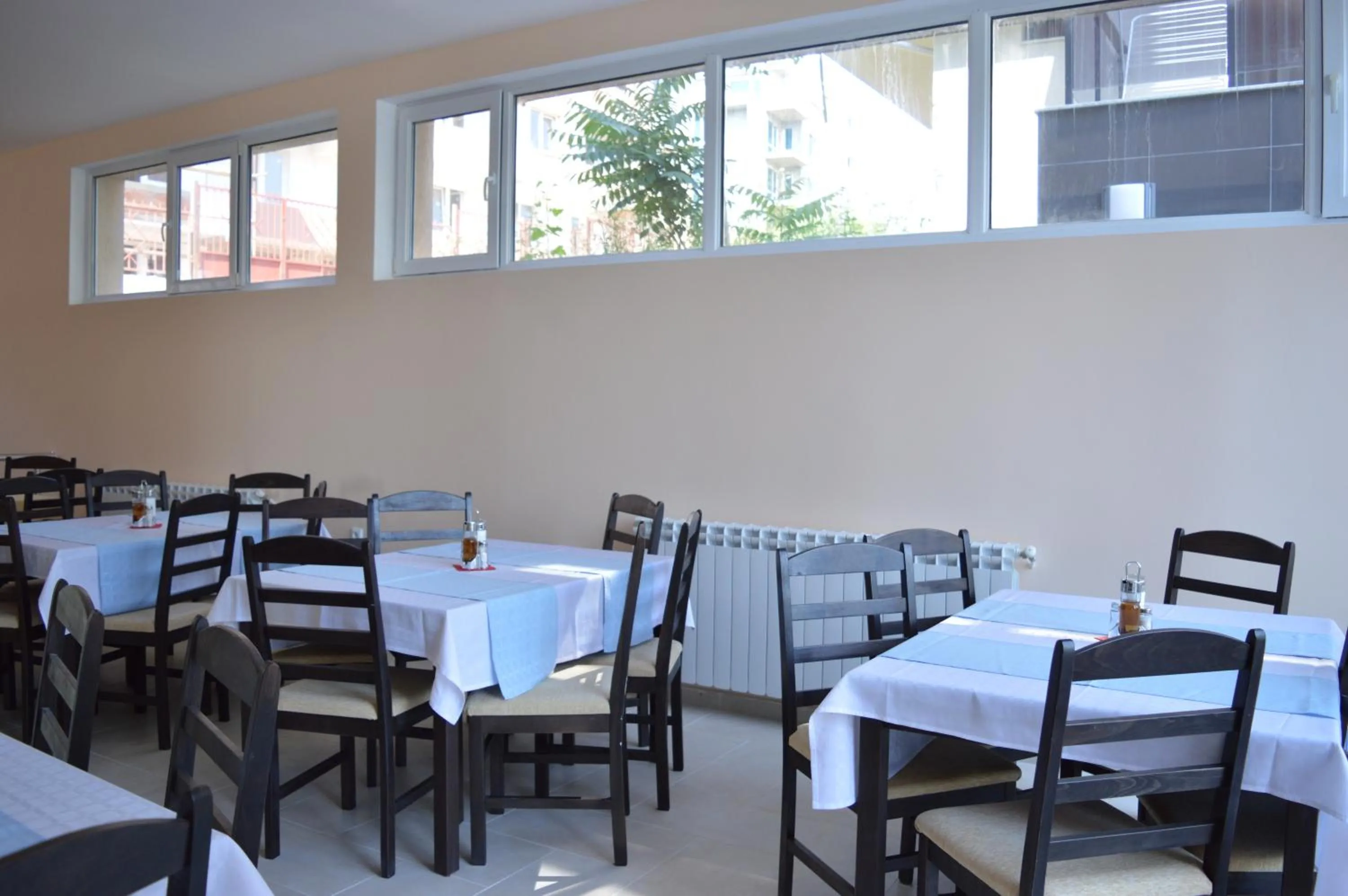 Restaurant/places to eat in Hotel Ray