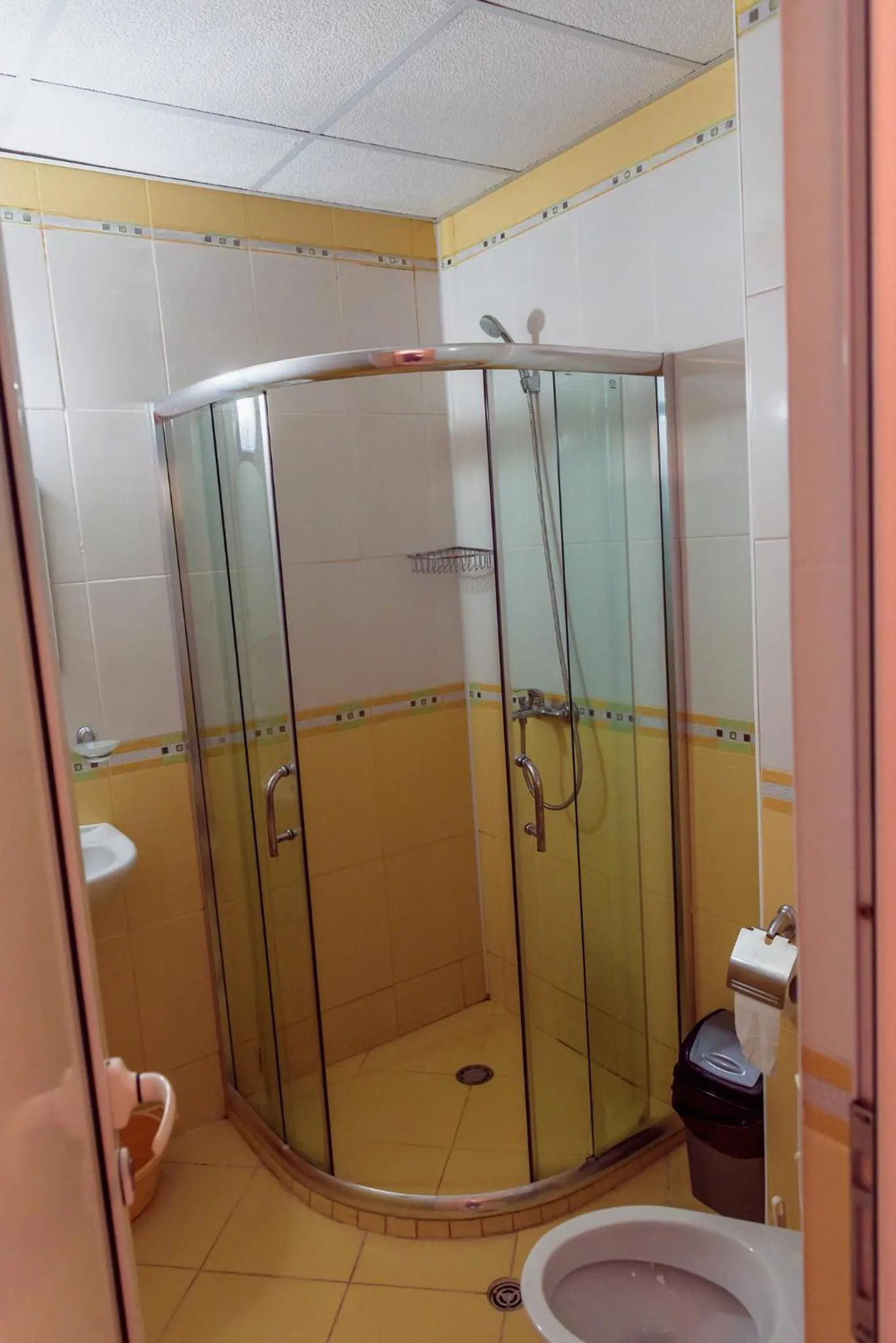 Shower in Hotel Ray