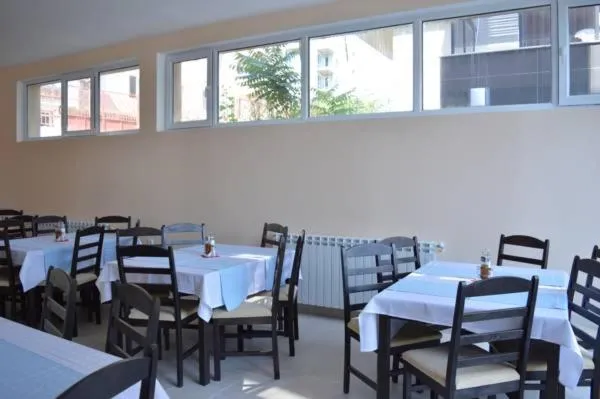 Restaurant/places to eat in Hotel Ray