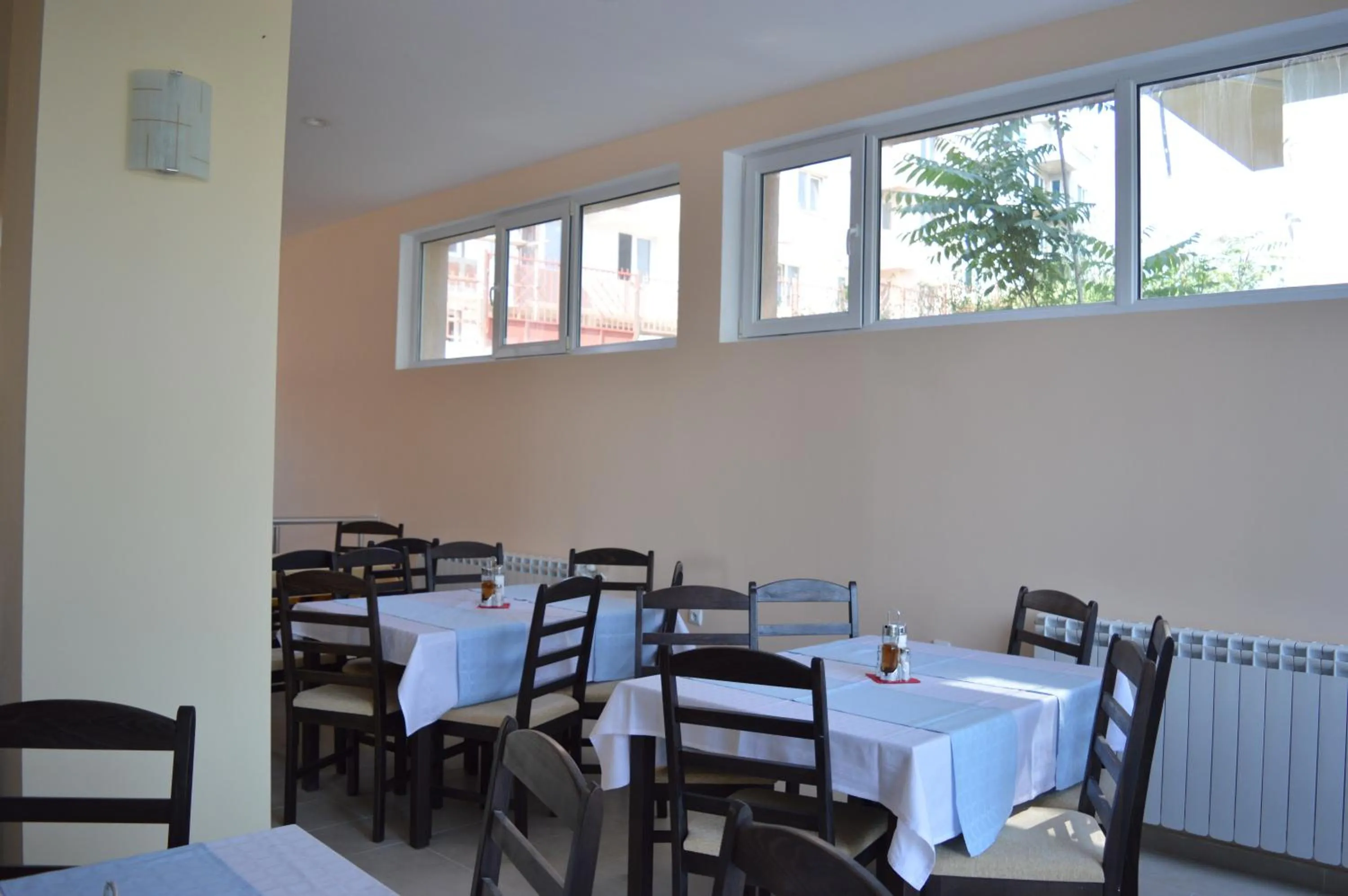 Restaurant/places to eat in Hotel Ray