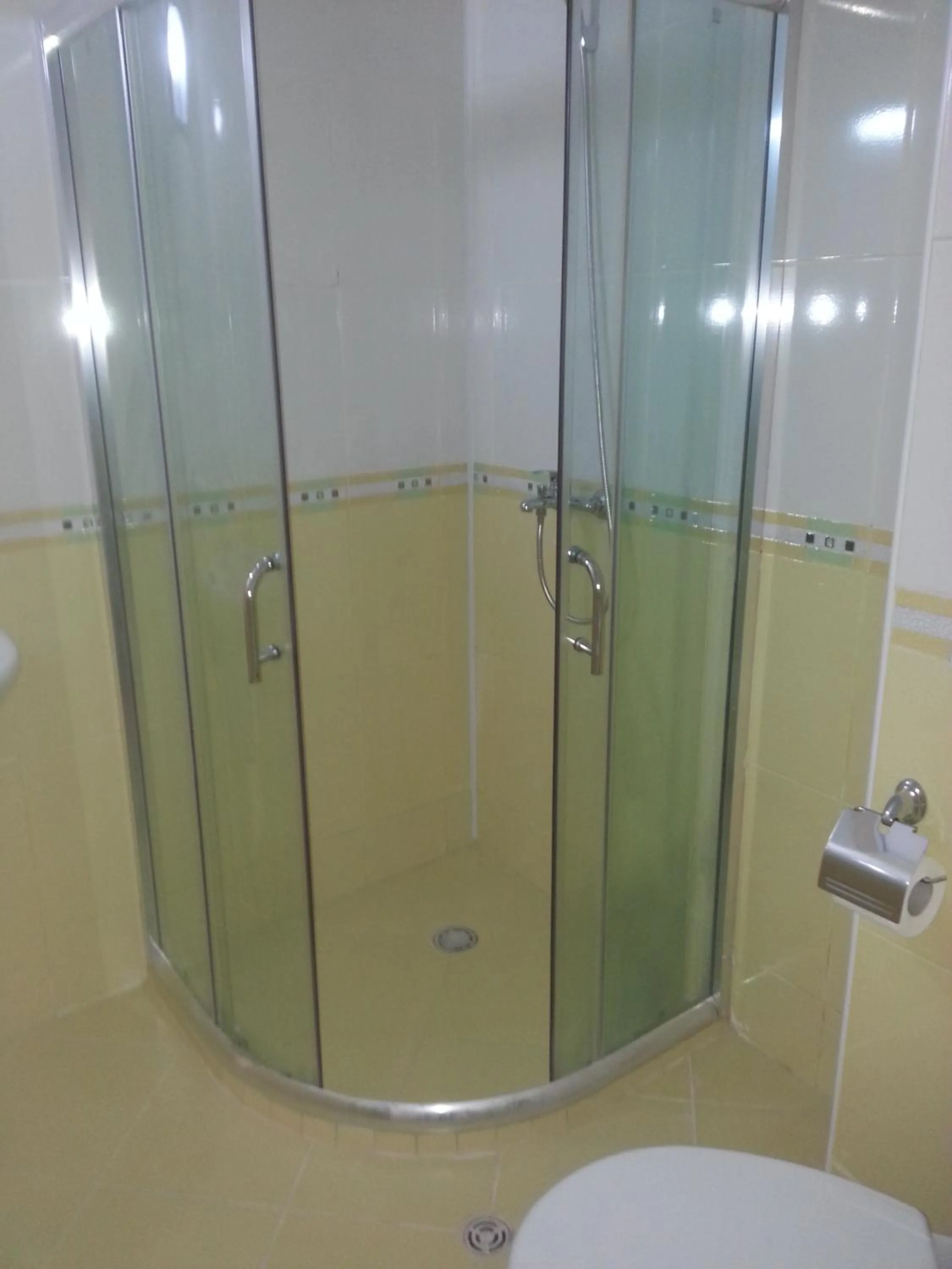 Shower in Hotel Ray