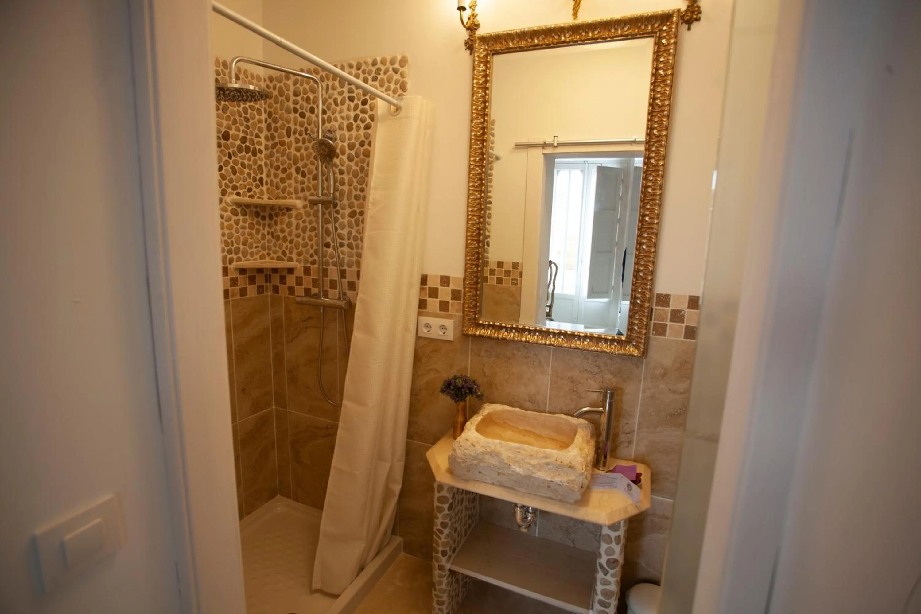 Shower in El Palacete de Cuevas