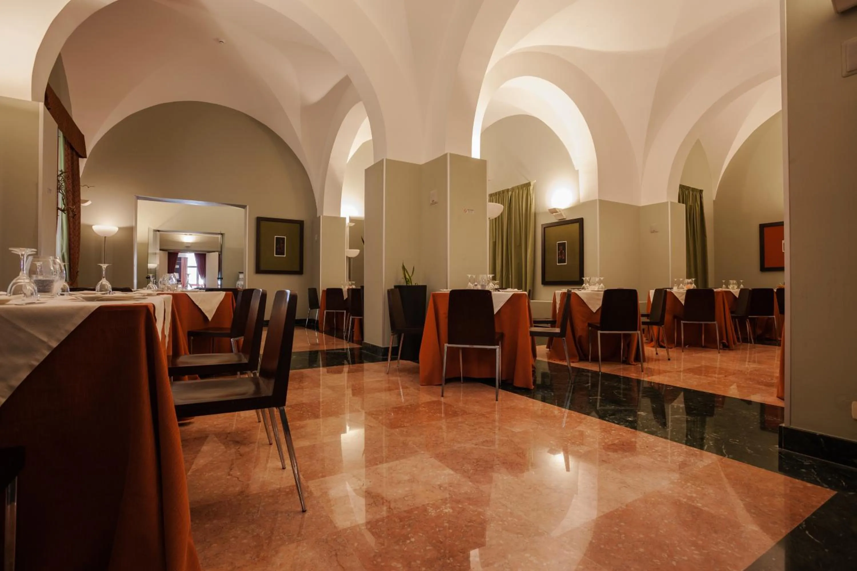 Restaurant/places to eat in Hotel Vittoria