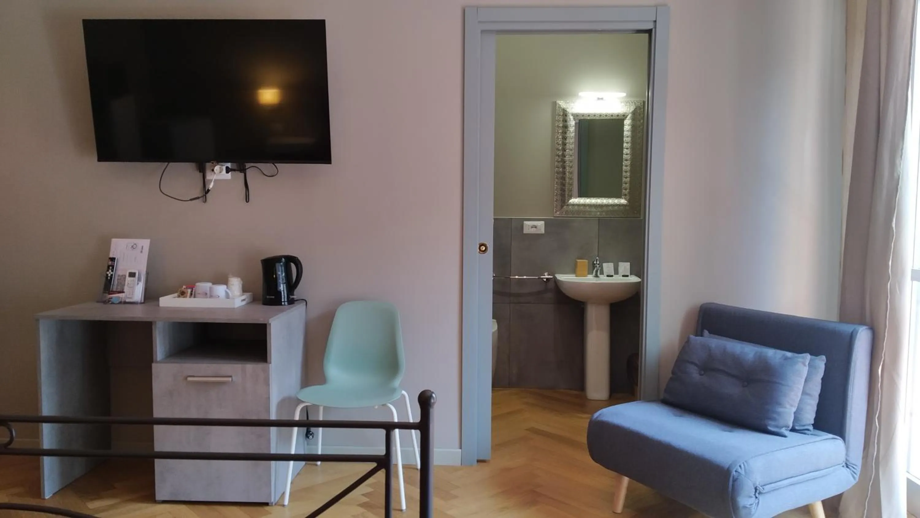 TV and multimedia in Cconforthotels R&B Suite&Chic