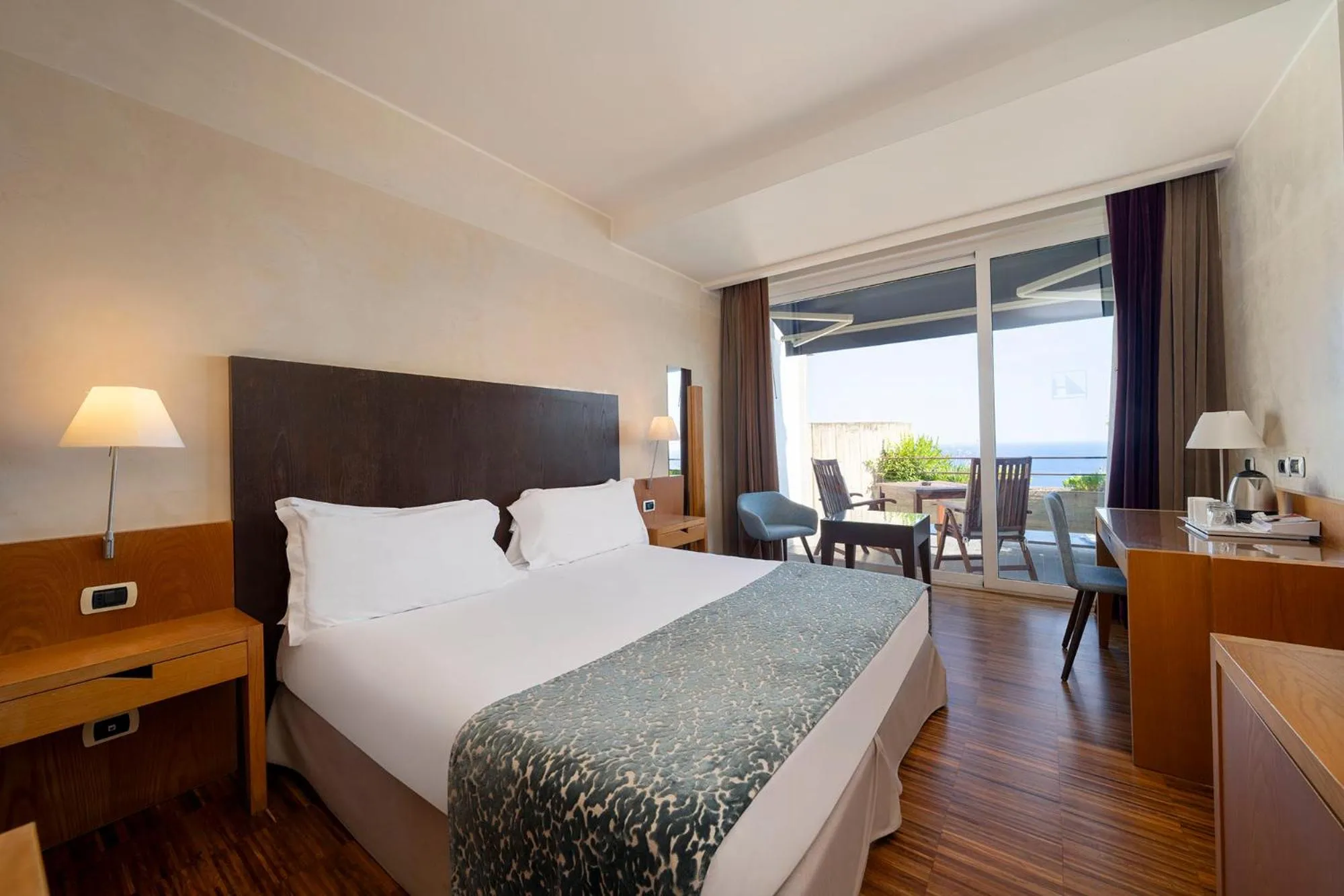 Bedroom, Bed in Eurostars Monte Tauro