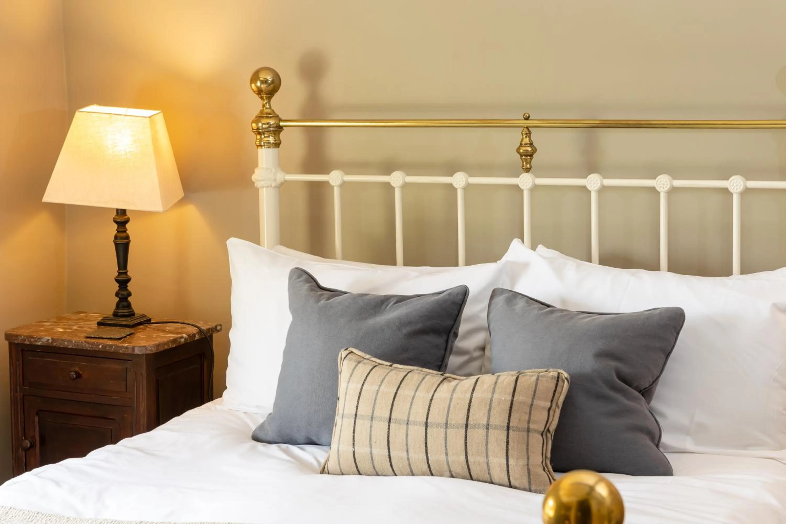 Bedroom, Bed in The Ebrington Arms