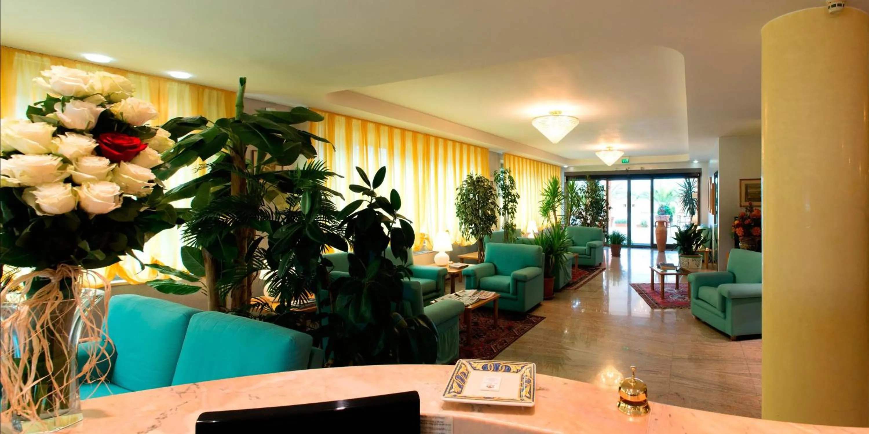 Communal lounge/ TV room in Hotel Torresi