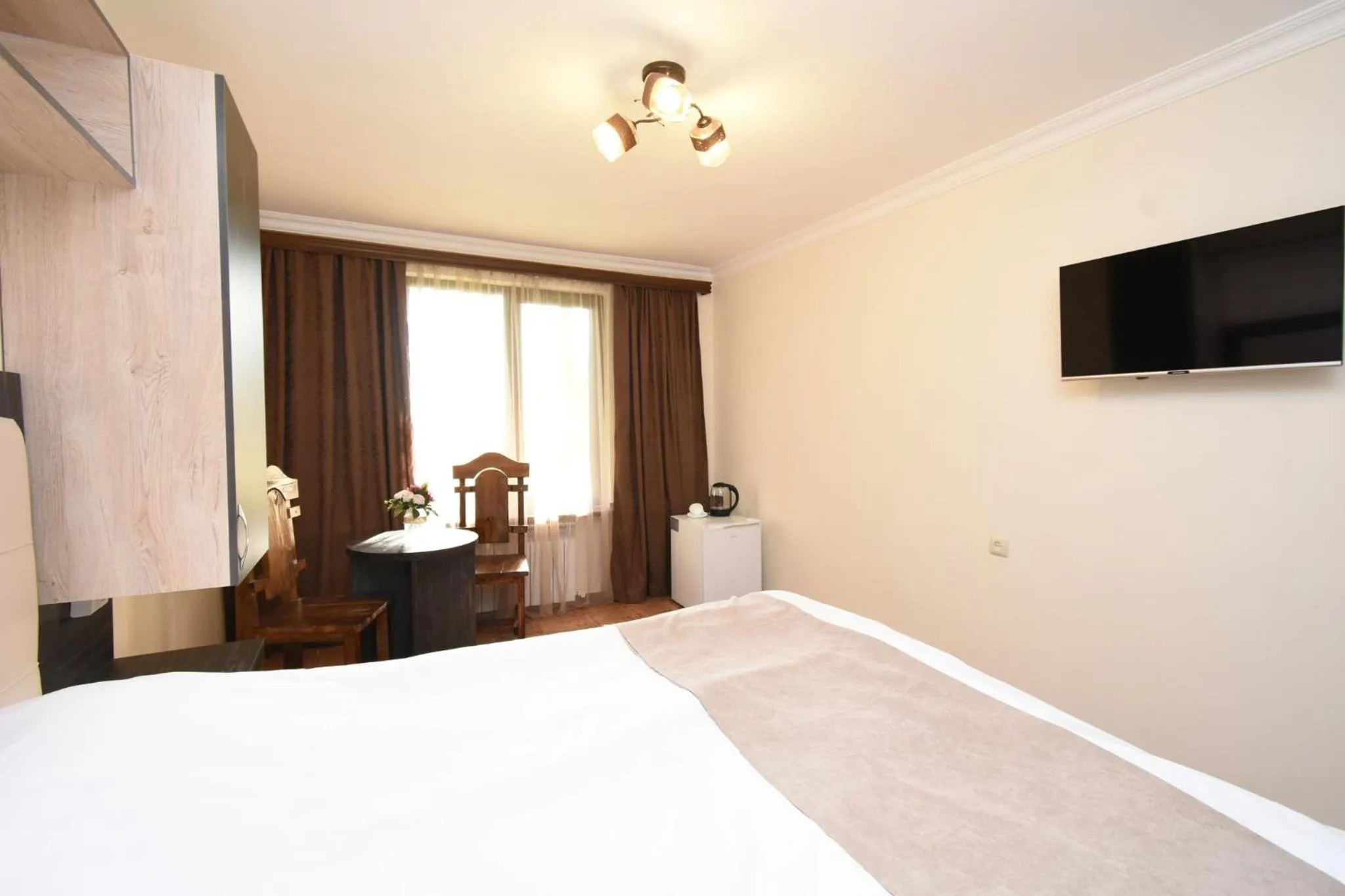 Photo of the whole room, Bed in Forest Hills