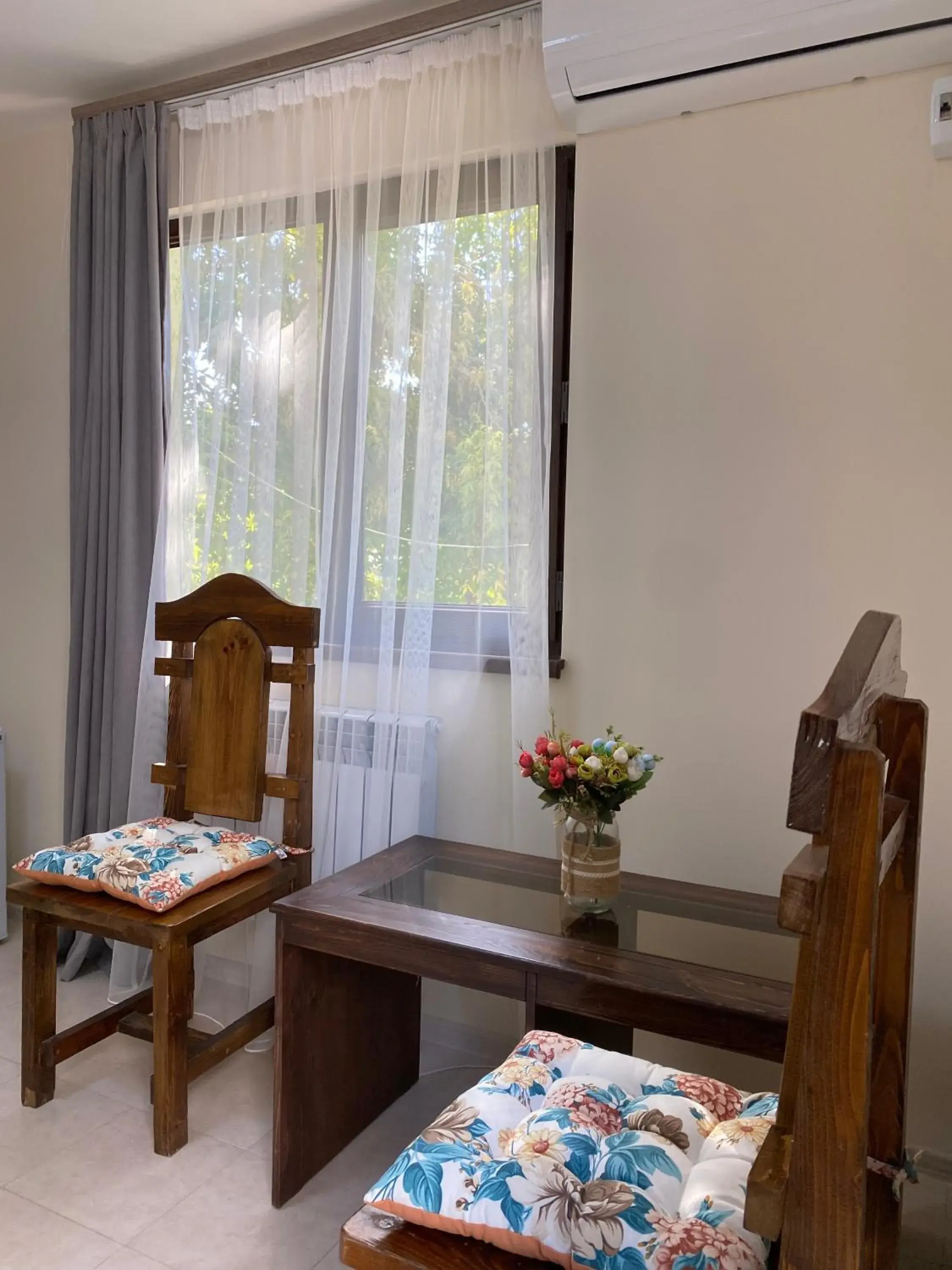 Twin Room in Forest Hills Twin Room in Forest Hills