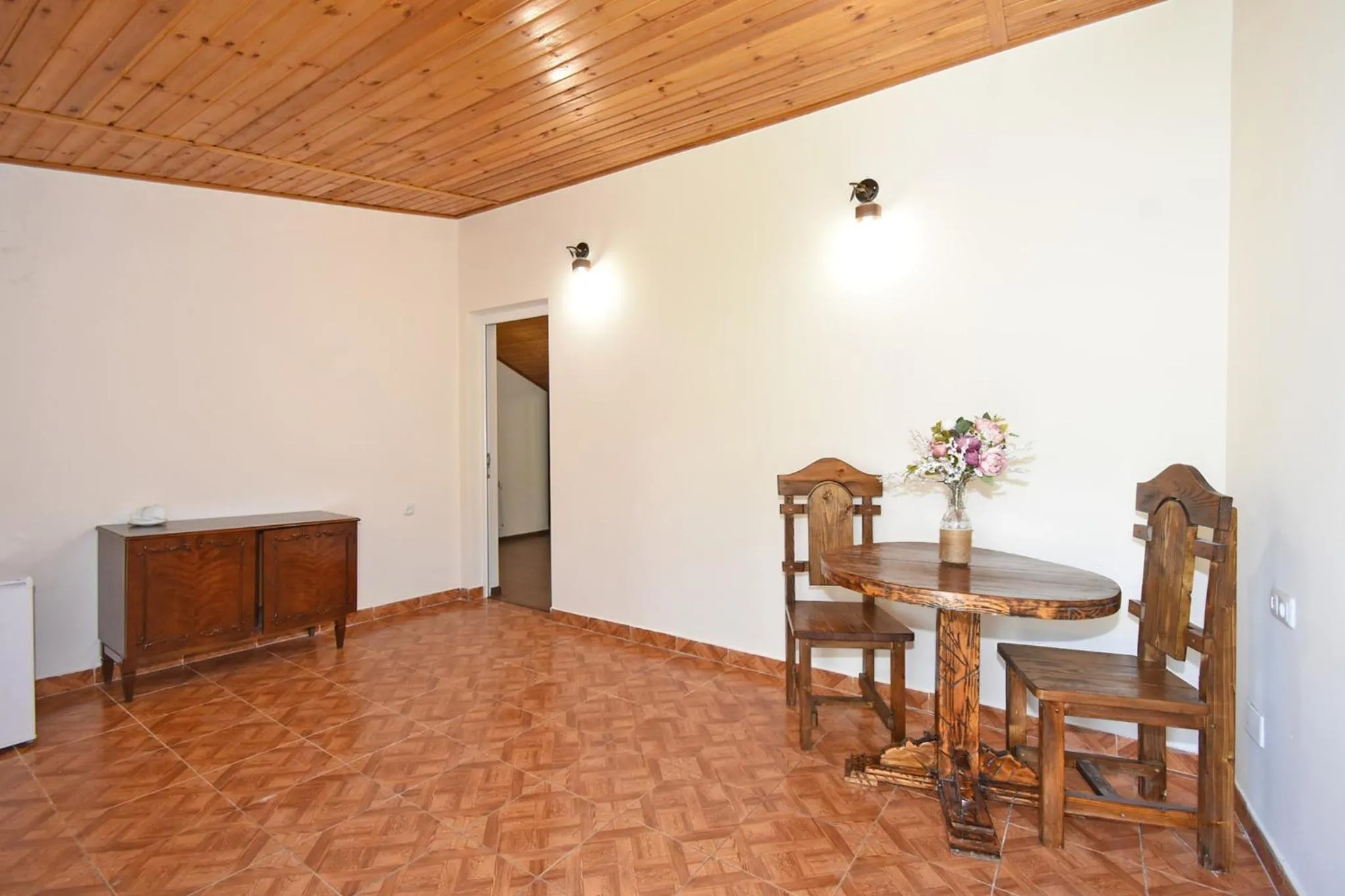 Dining area in Forest Hills