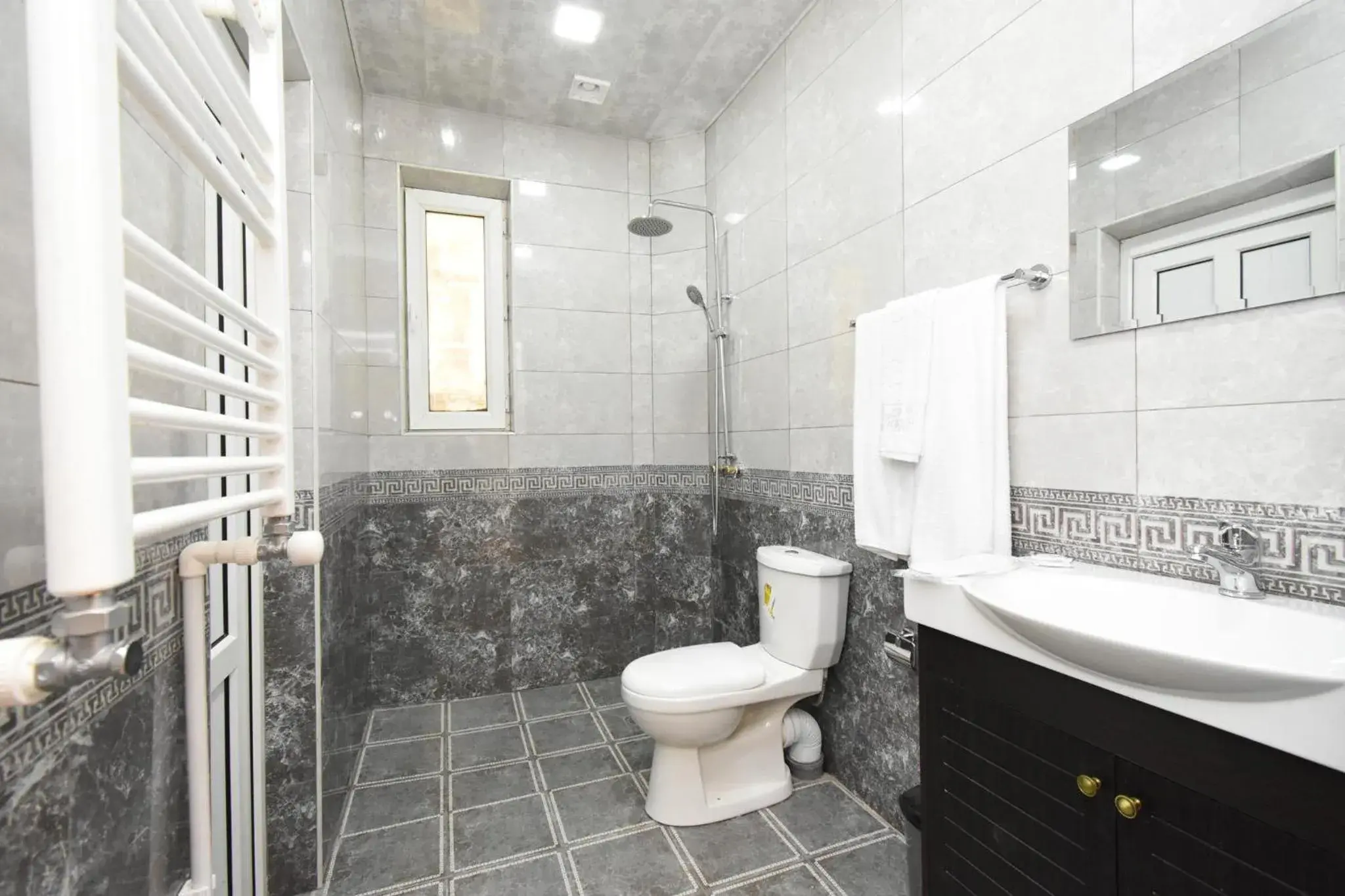 Twin Room in Forest Hills Twin Room in Forest Hills