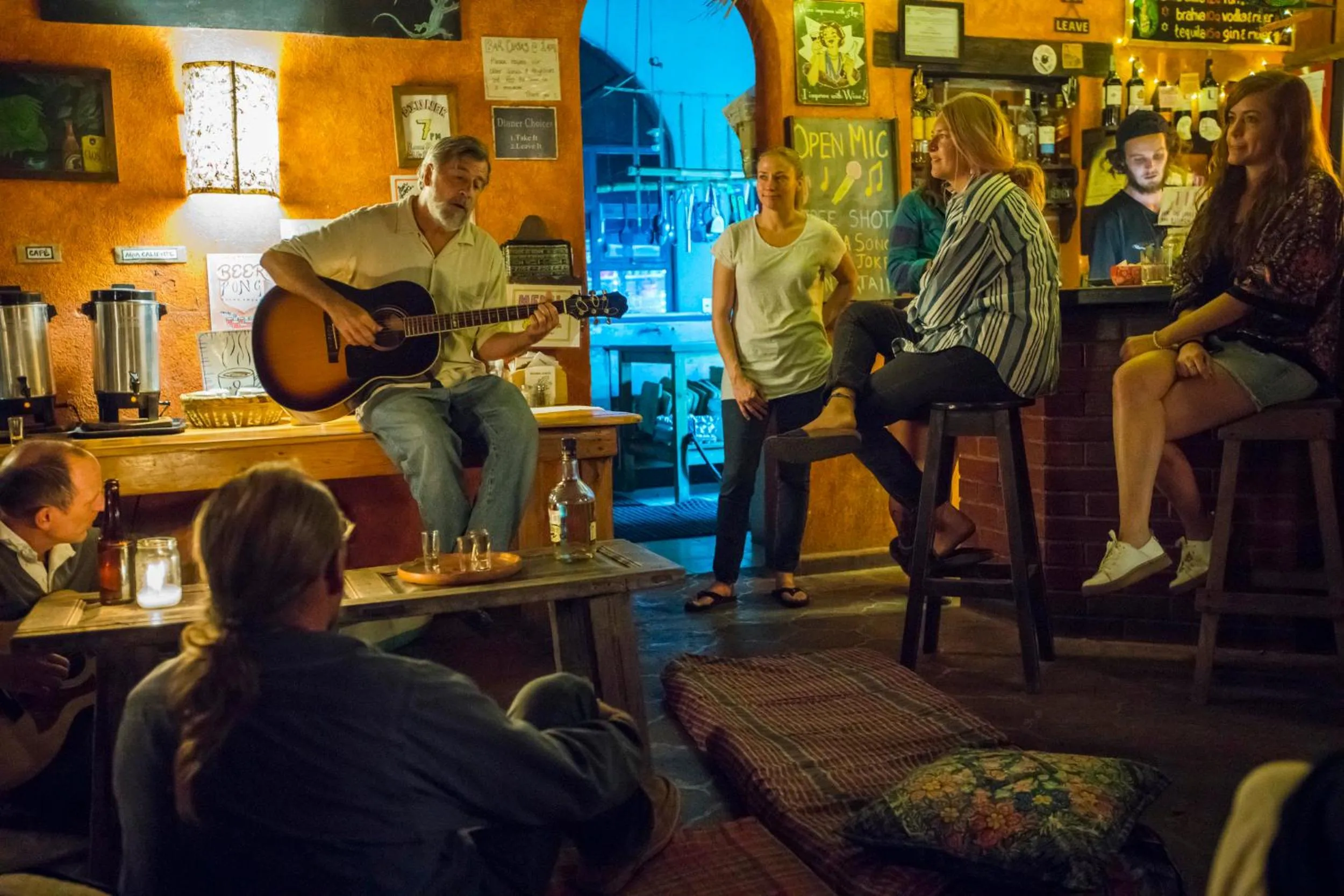 Evening entertainment in La Iguana Perdida
