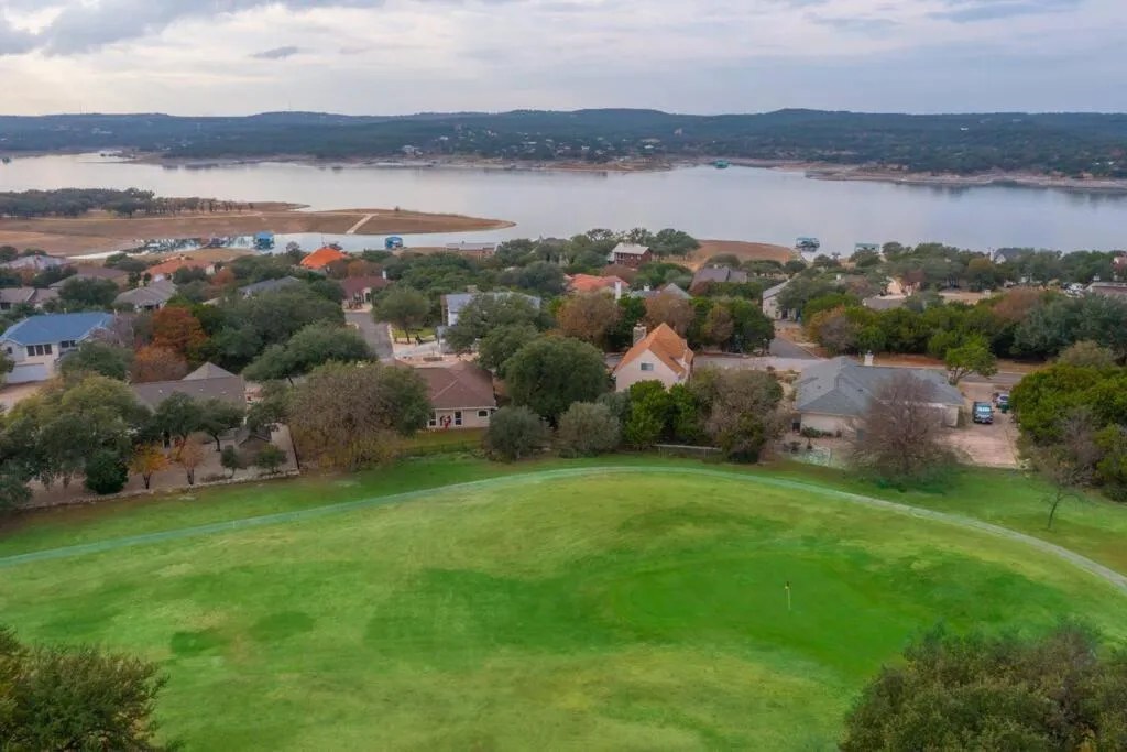 Golfcourse in Cozy 3br/2bath vacation house at Lake Travis