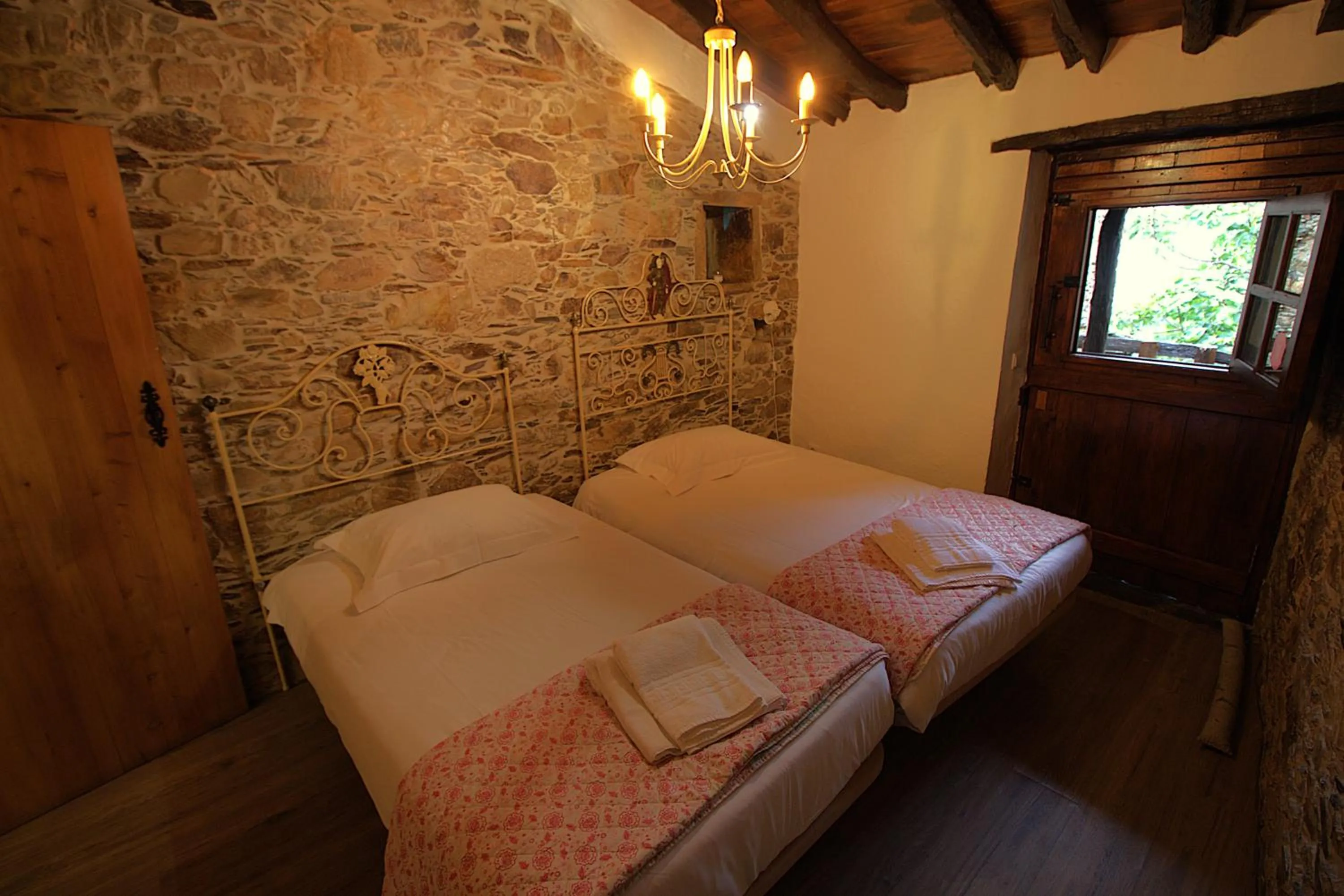 Bed in Talasnal Montanhas de Amor