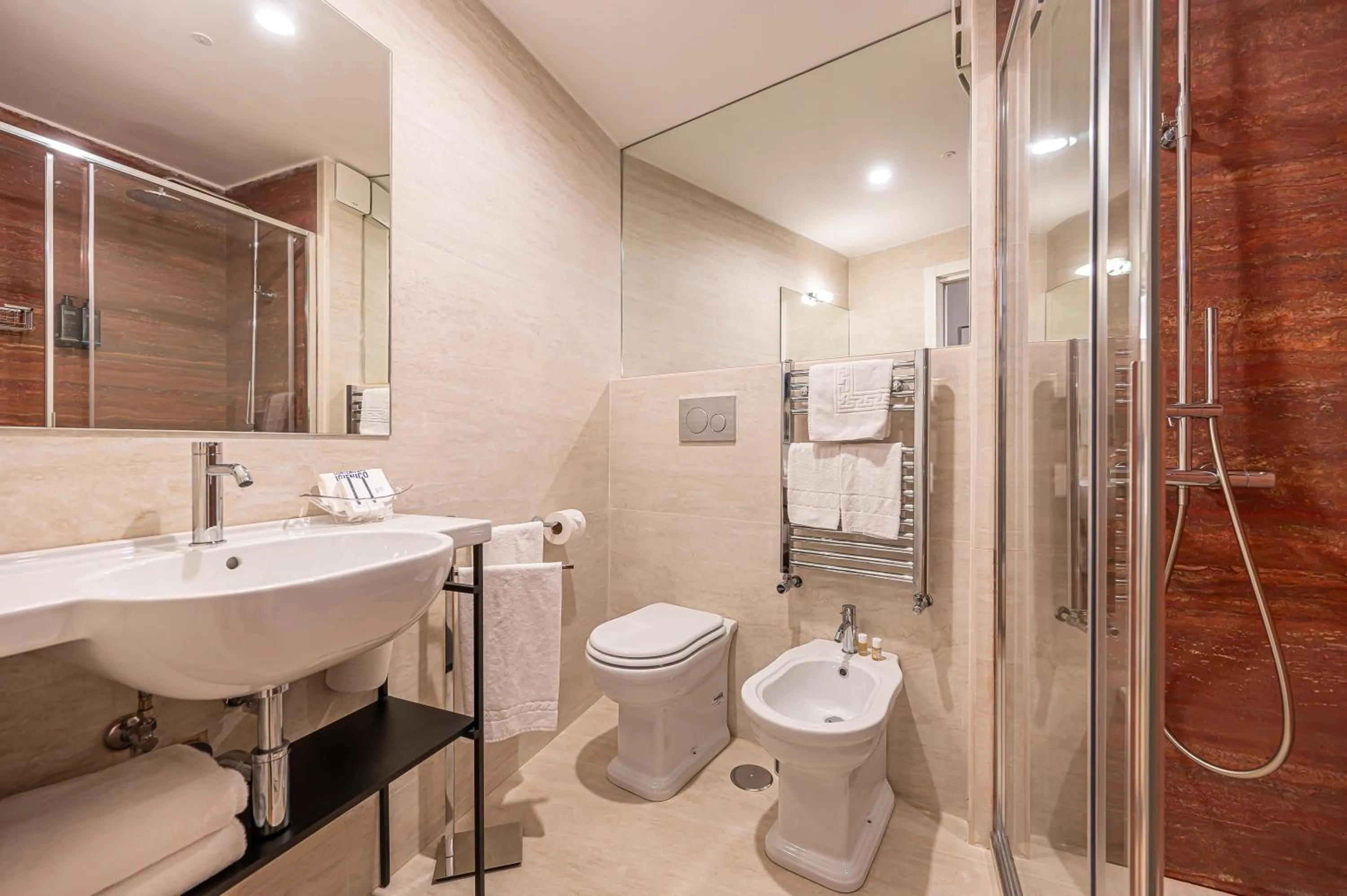 Shower in Albergo Abruzzi