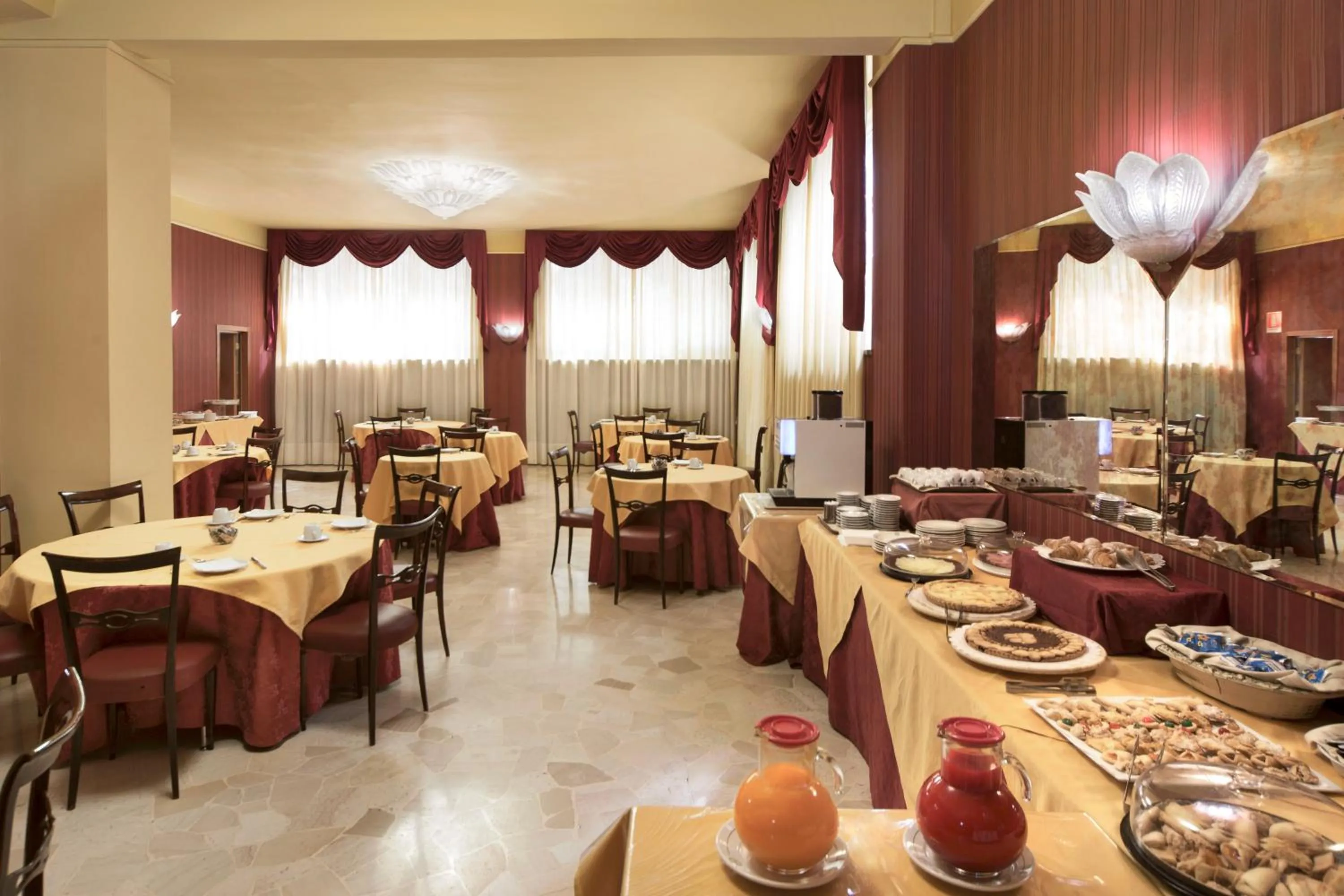 Restaurant/places to eat in Hotel De Paris