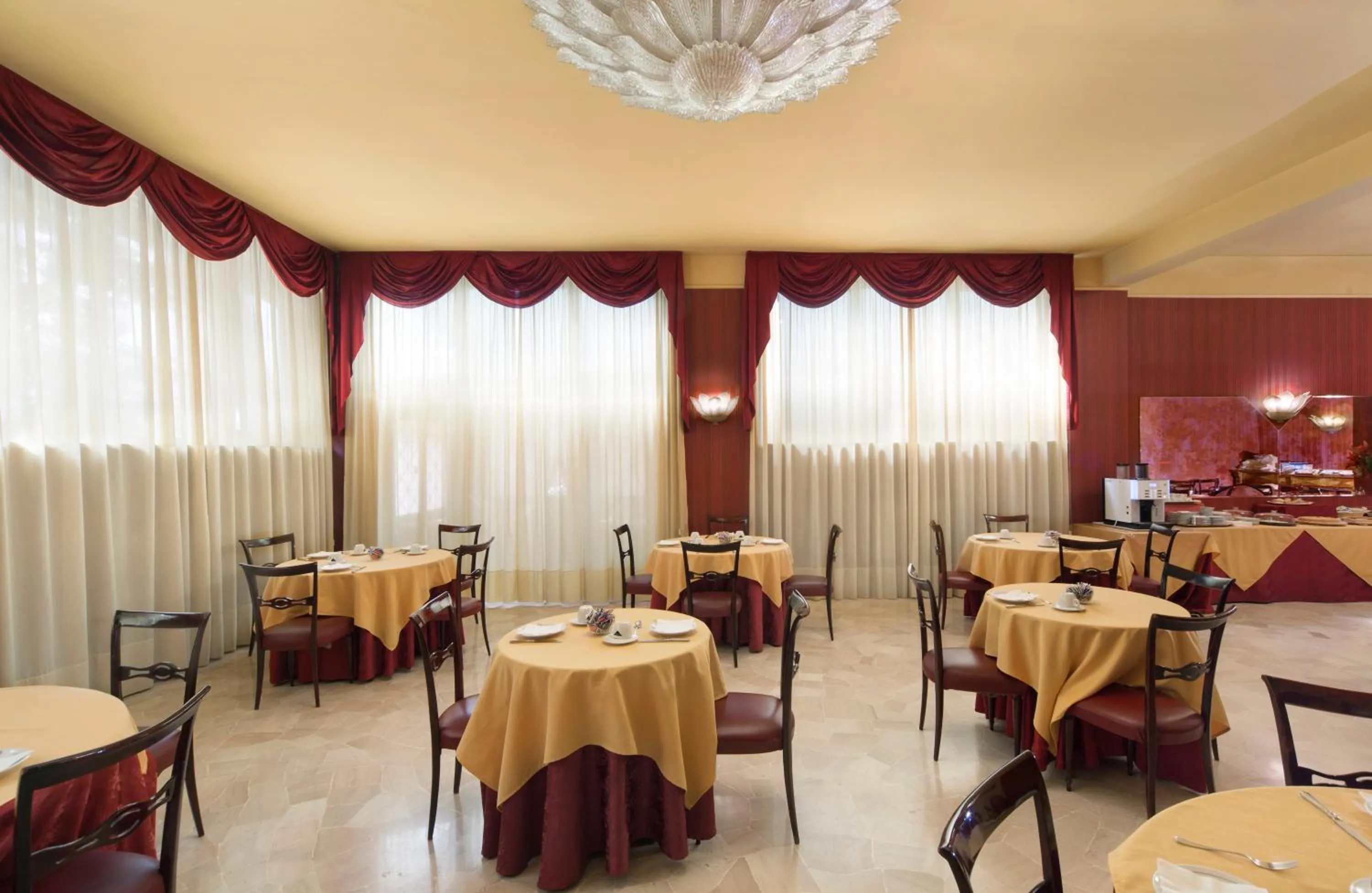 Restaurant/places to eat in Hotel De Paris