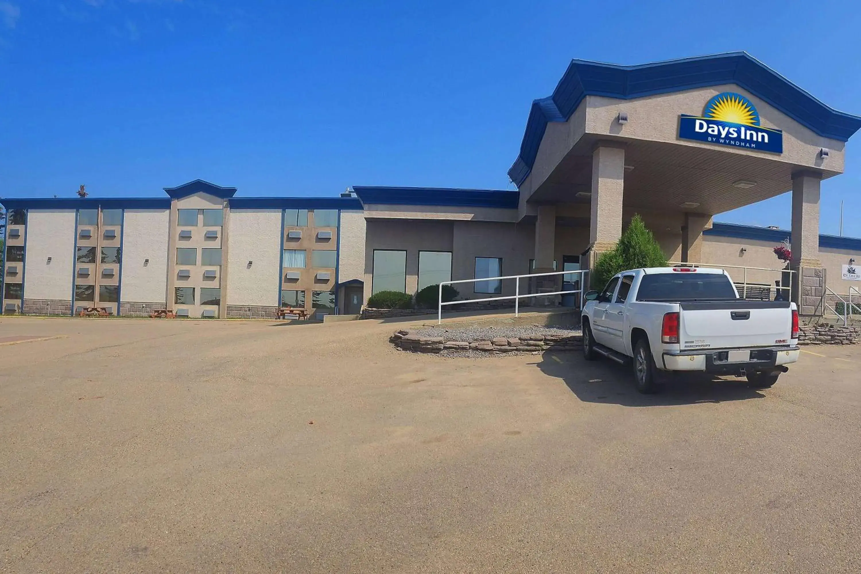 Property building in Days Inn by Wyndham Drayton Valley Property building in Days Inn by Wyndham Drayton Valley