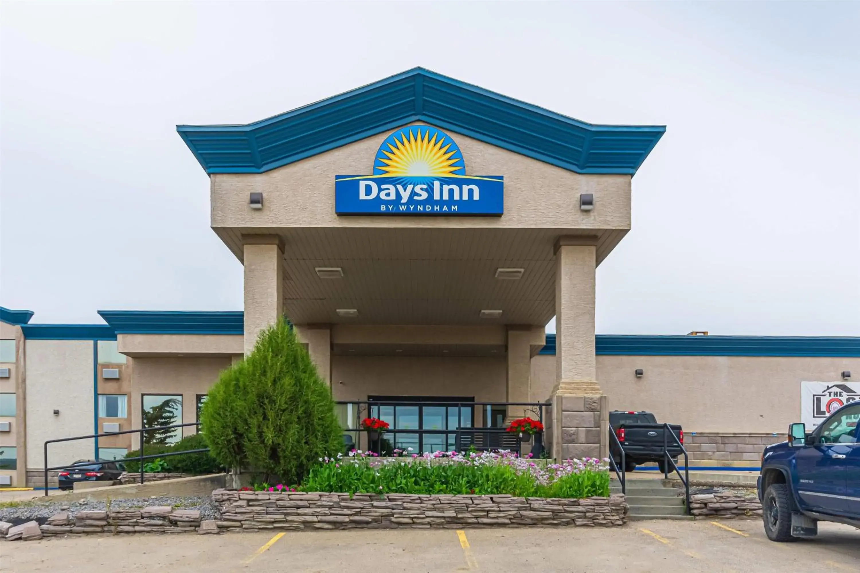 Property building in Days Inn by Wyndham Drayton Valley Property building in Days Inn by Wyndham Drayton Valley