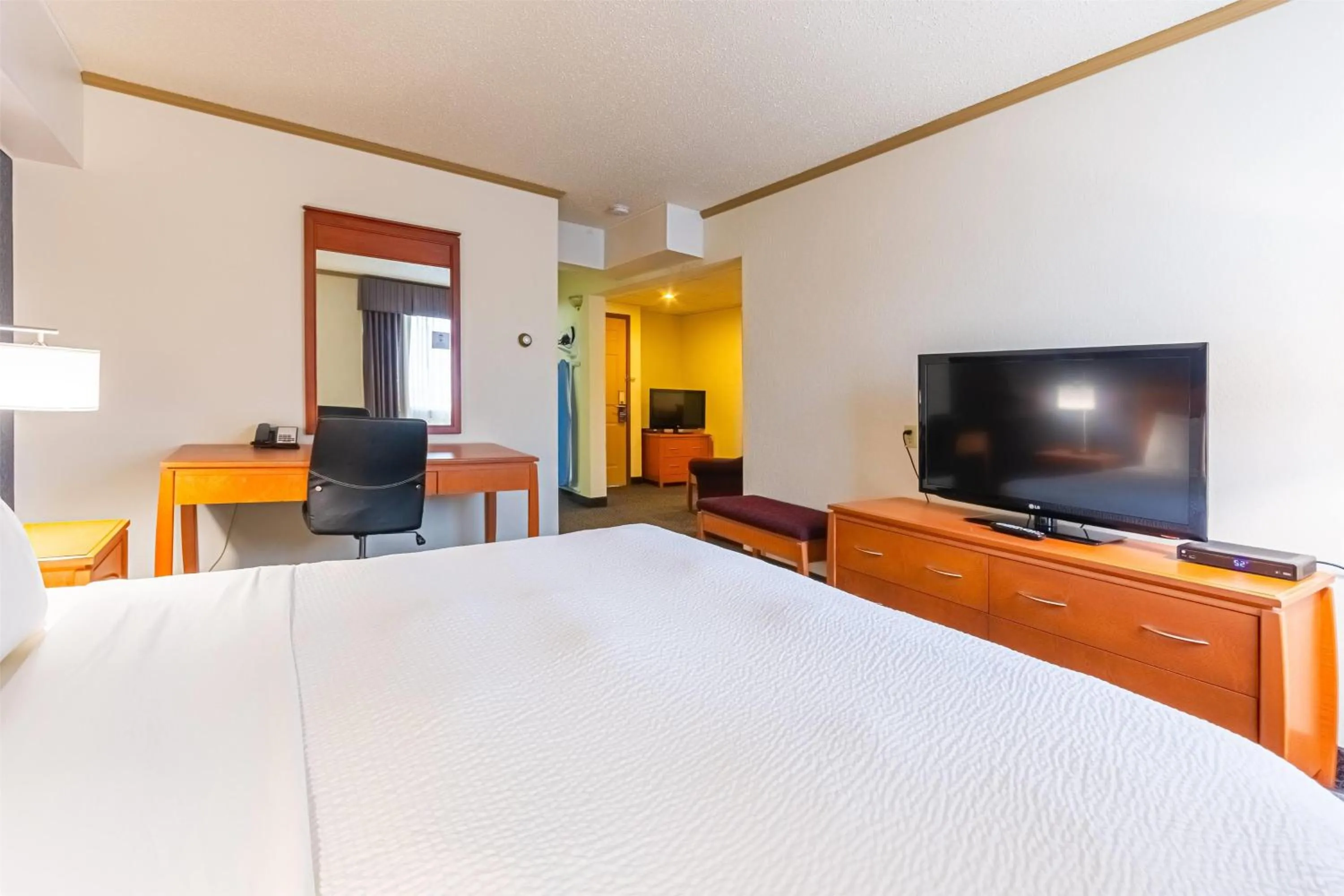 Photo of the whole room, Bed in Days Inn by Wyndham Drayton Valley