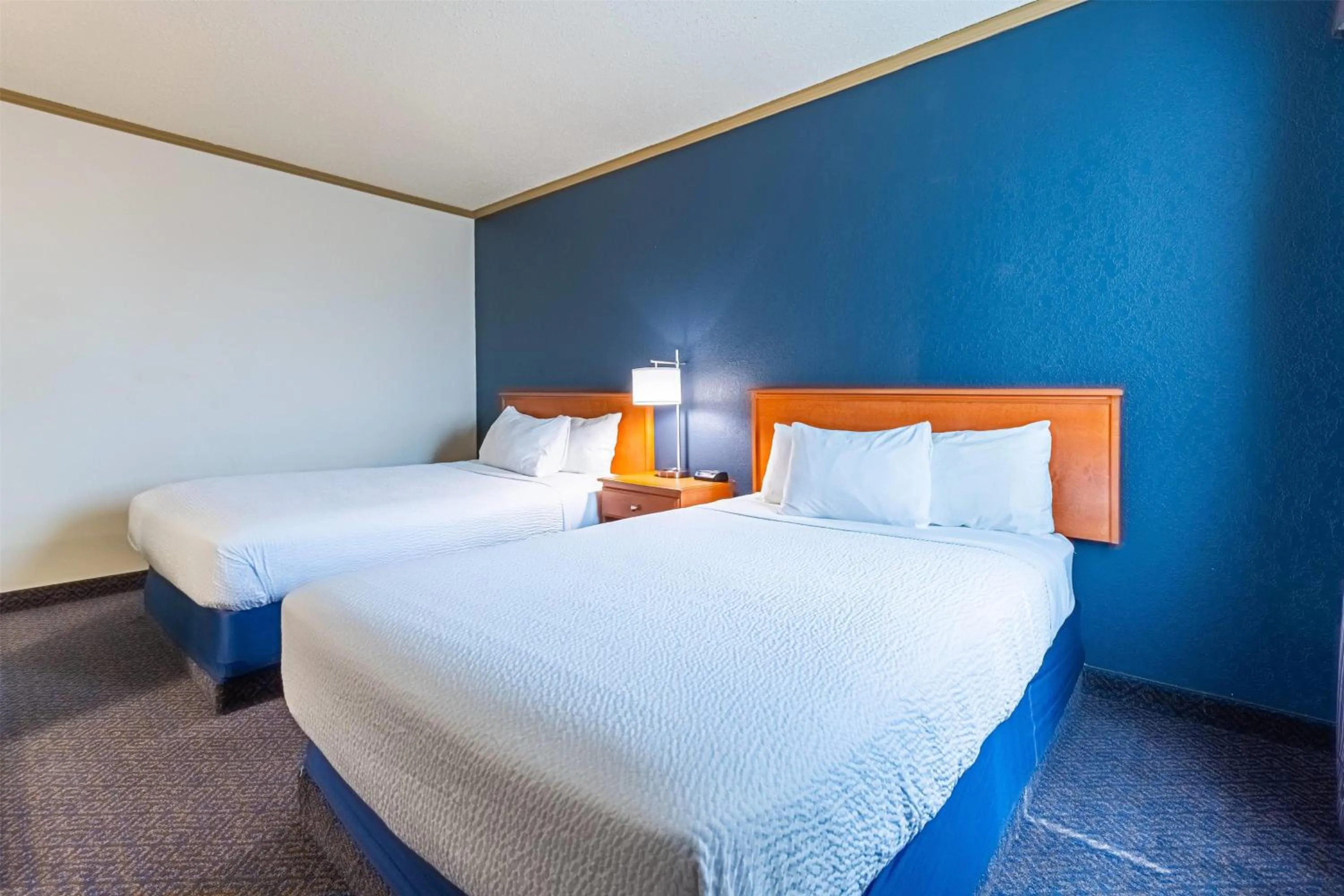 Photo of the whole room, Bed in Days Inn by Wyndham Drayton Valley