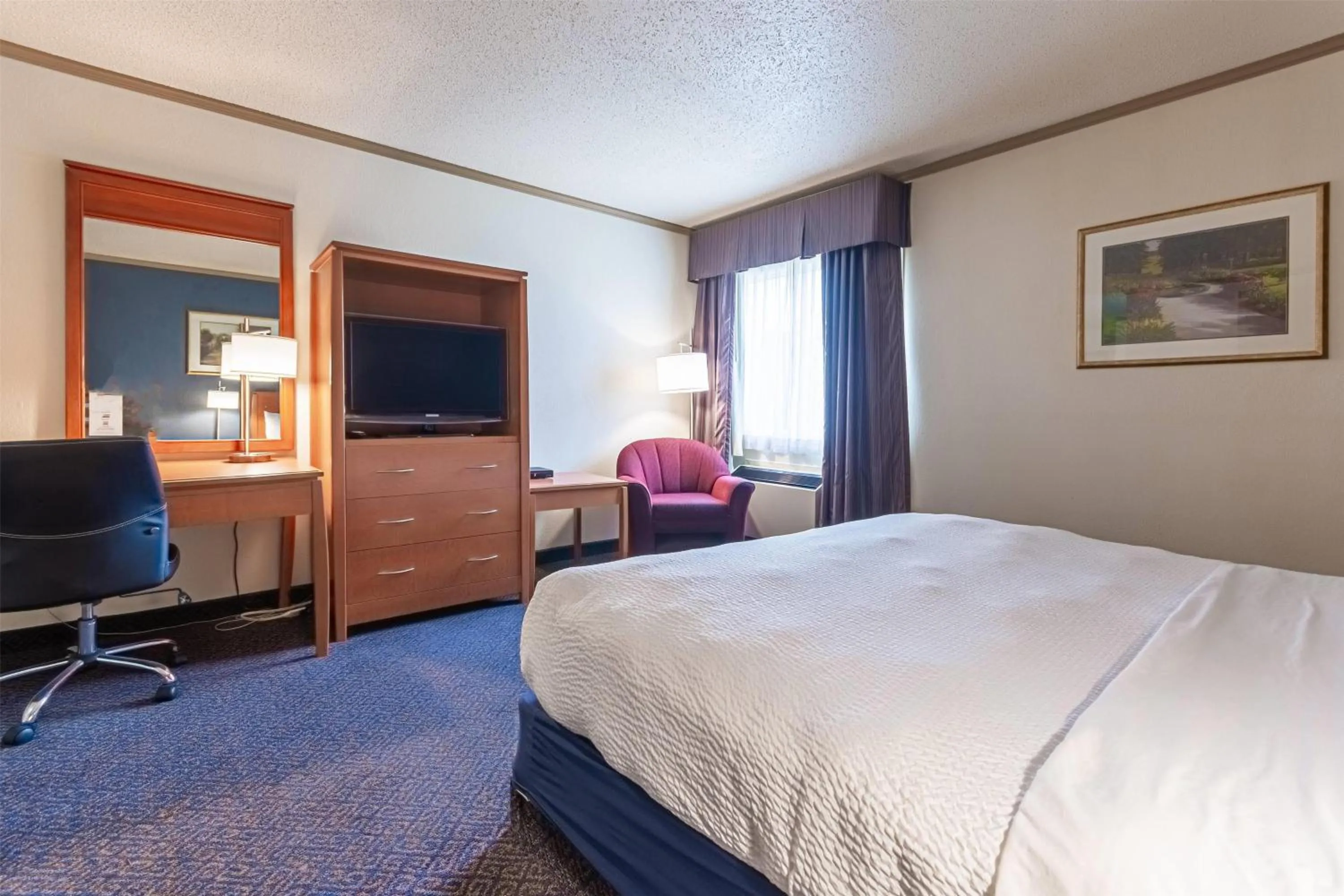 Photo of the whole room, Bed in Days Inn by Wyndham Drayton Valley