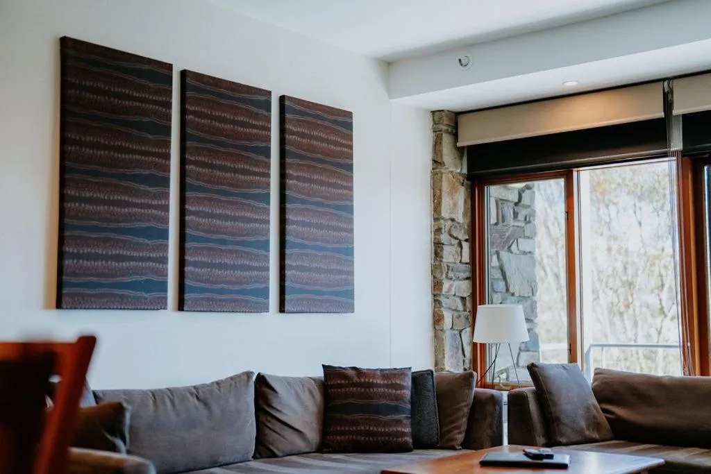 Living room in Alpine Woodsmoke Apartments