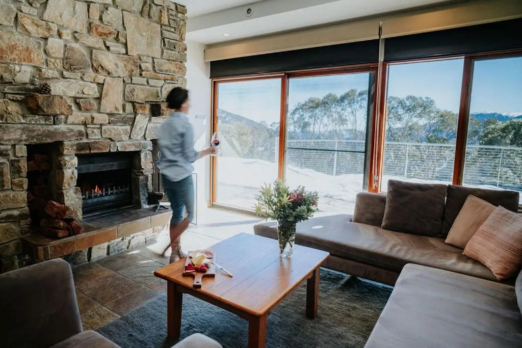 Living room in Alpine Woodsmoke Apartments