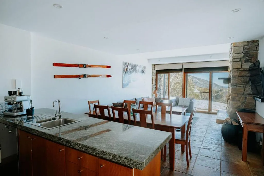 Kitchen or kitchenette in Alpine Woodsmoke Apartments