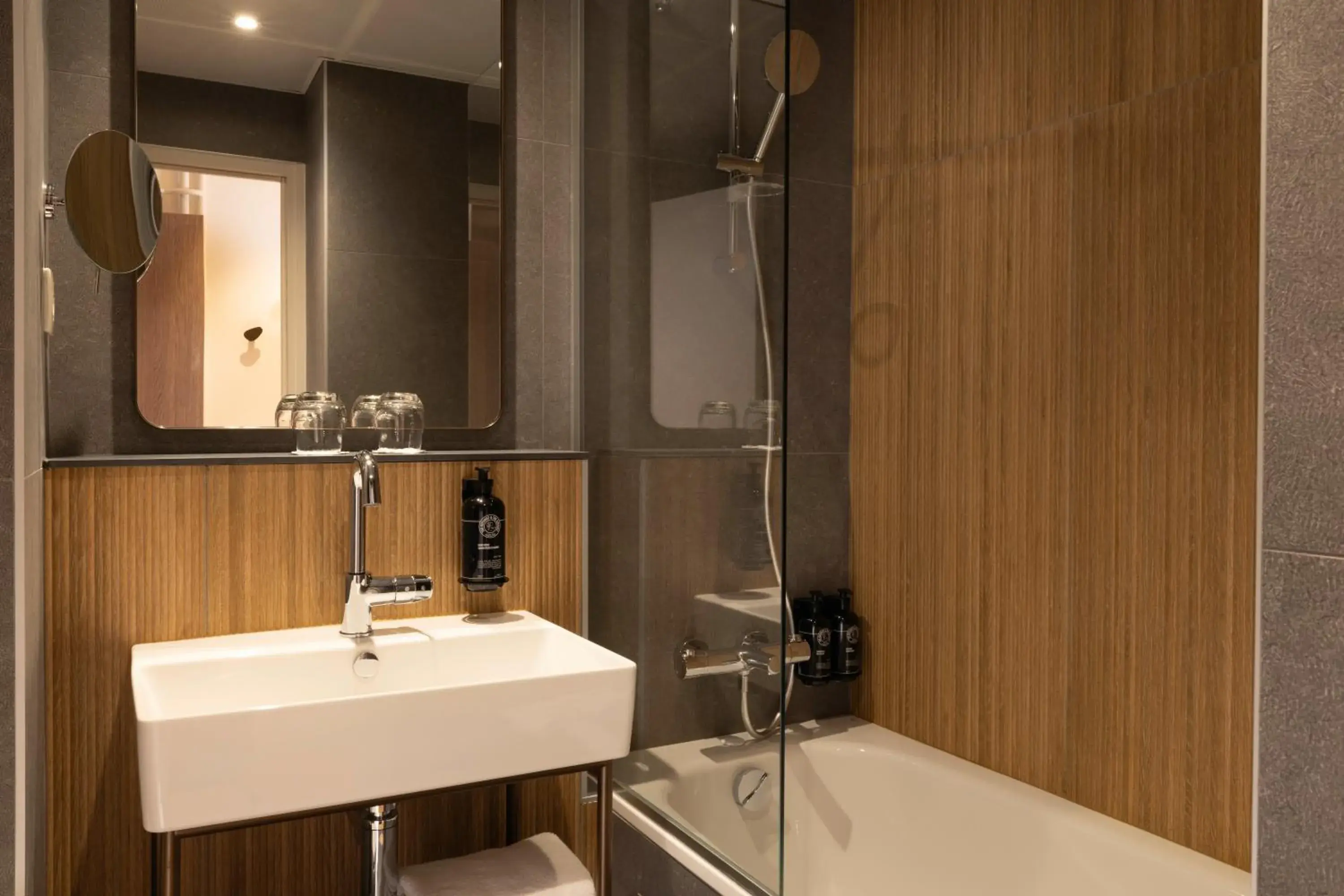 Bathroom in Hôtel Le Cardinal Bathroom in Hôtel Le Cardinal