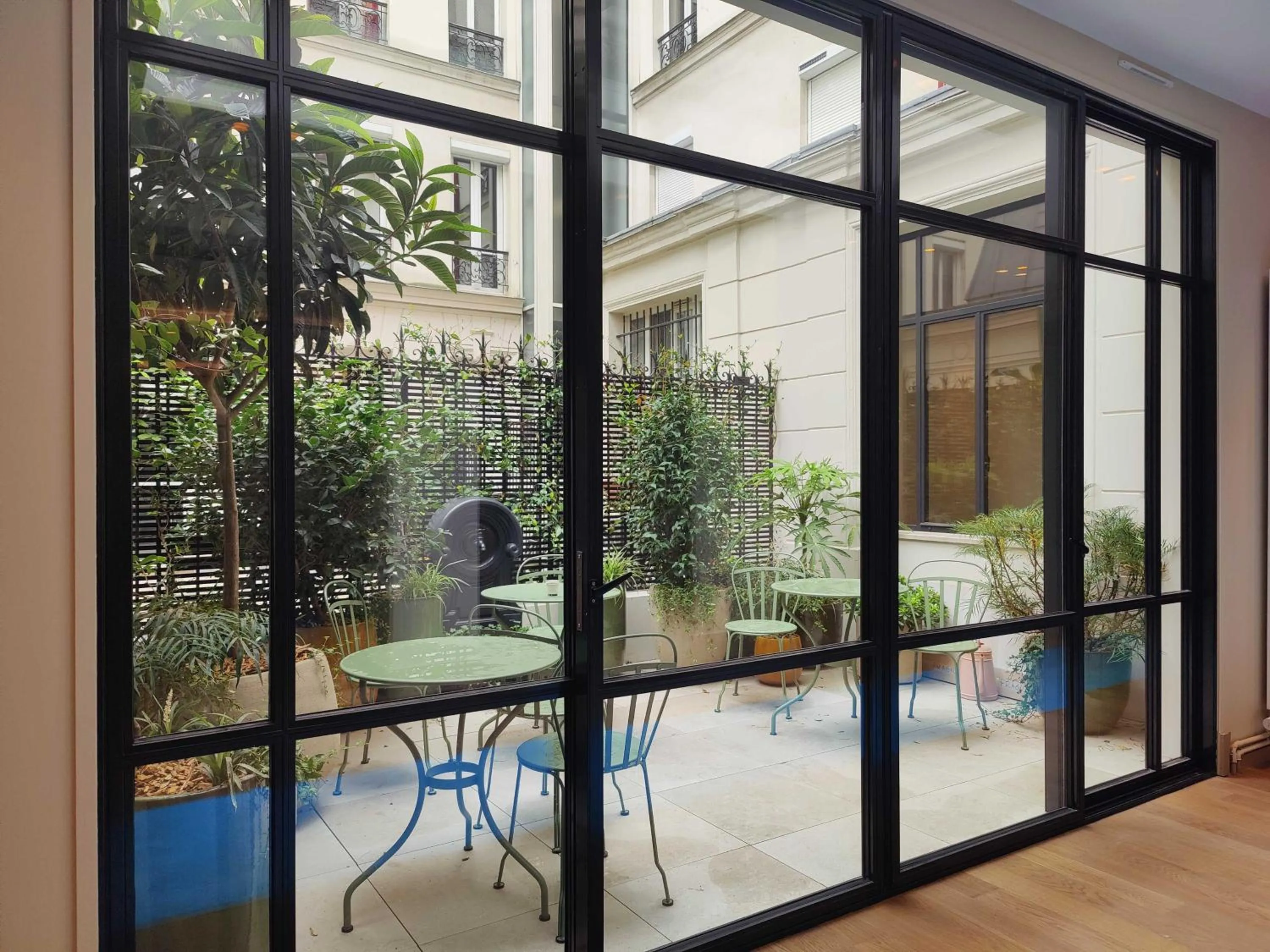 Patio in Hôtel Le Cardinal