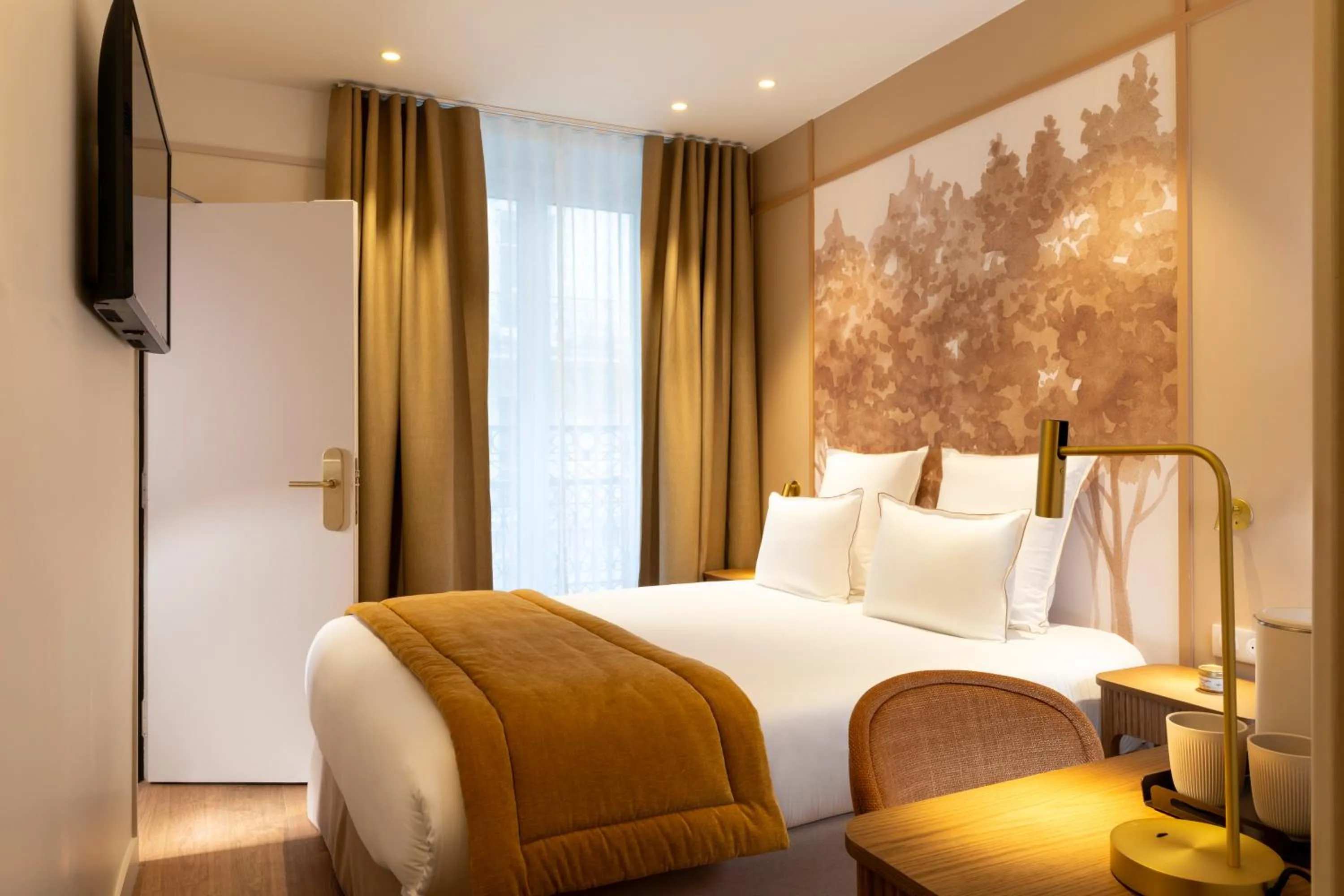 Bed in Hôtel Le Cardinal