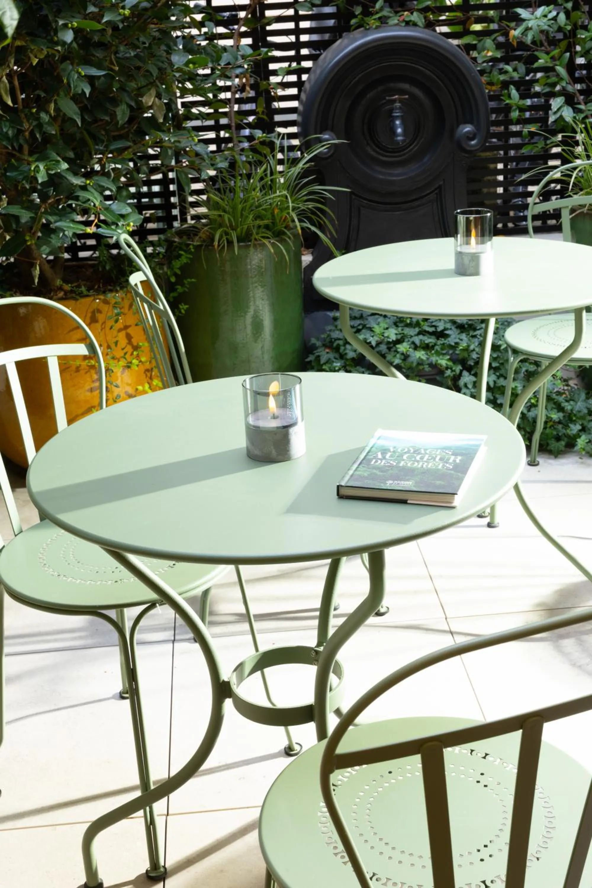 Patio in Hôtel Le Cardinal