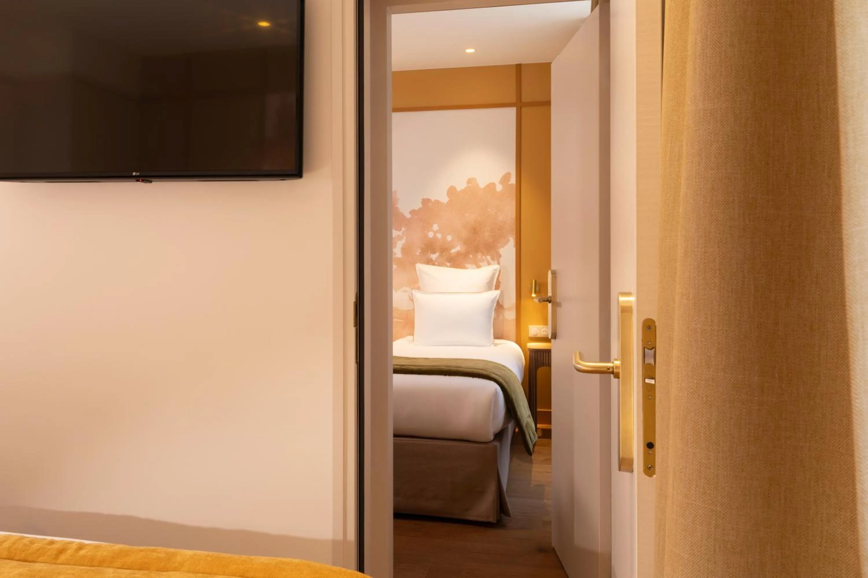 Bed in Hôtel Le Cardinal