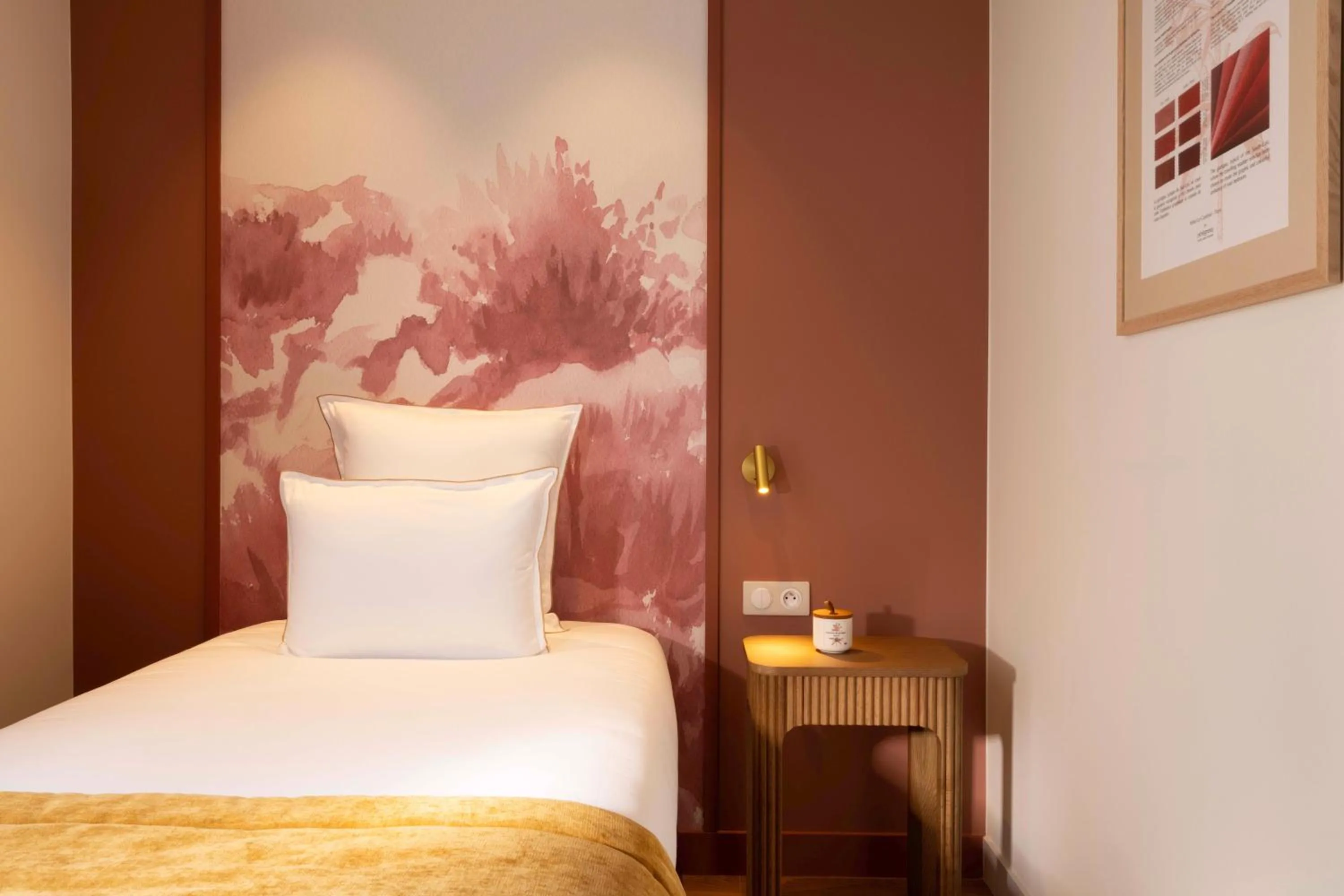 Bedroom, Bed in Hôtel Le Cardinal