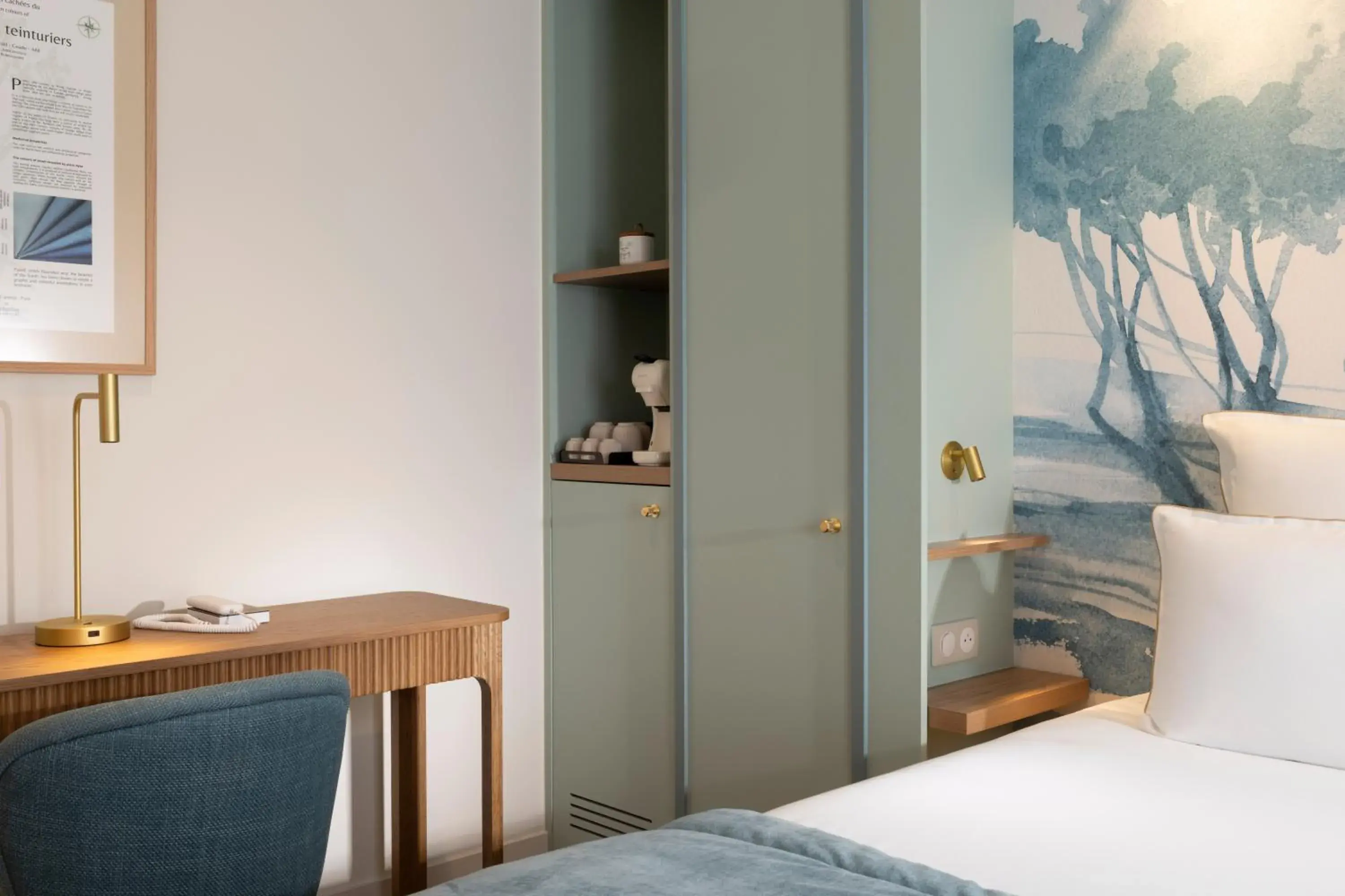 Bed in Hôtel Le Cardinal Bed in Hôtel Le Cardinal