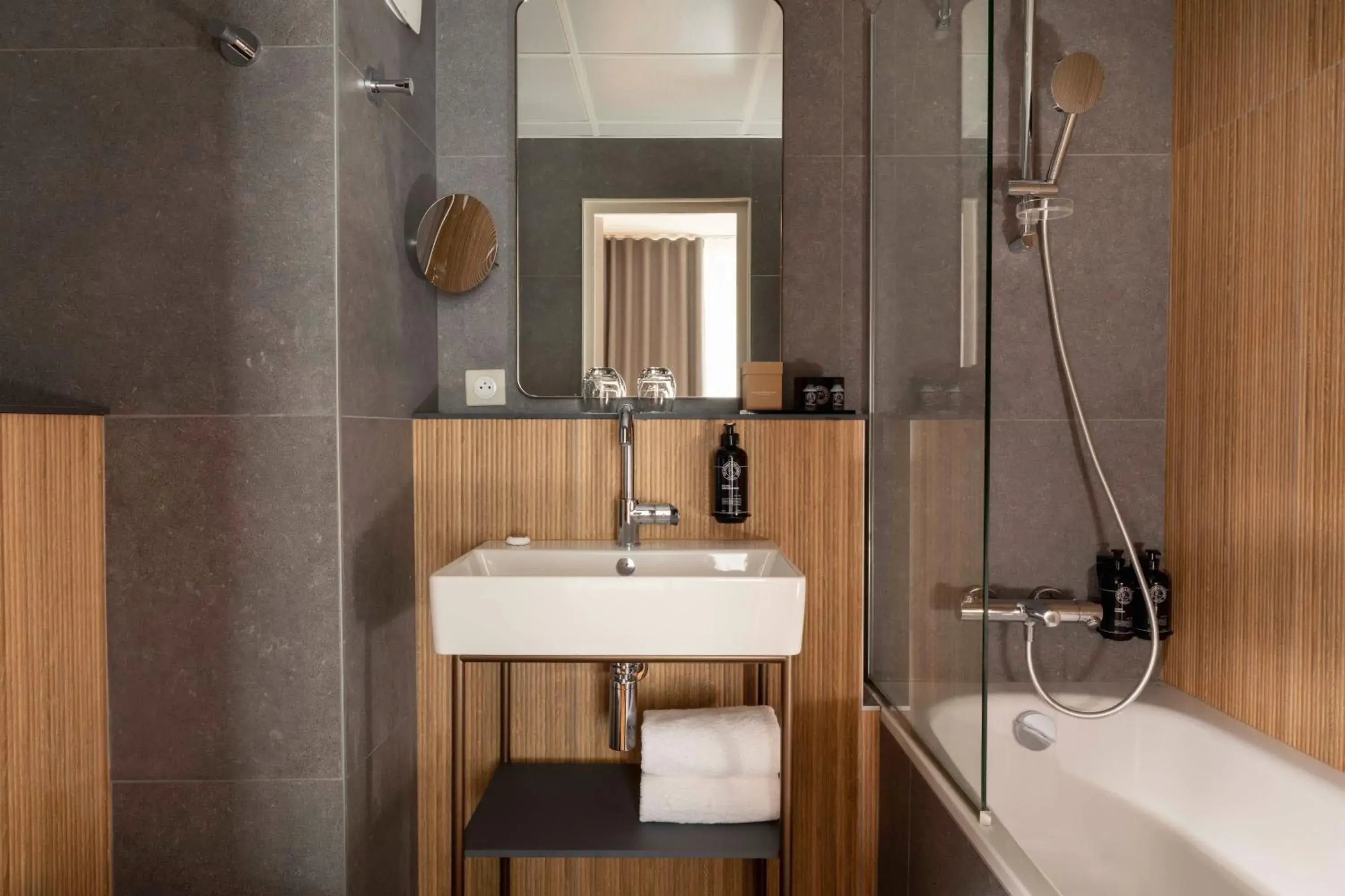 Superior Double Room in Hôtel Le Cardinal Superior Double Room in Hôtel Le Cardinal