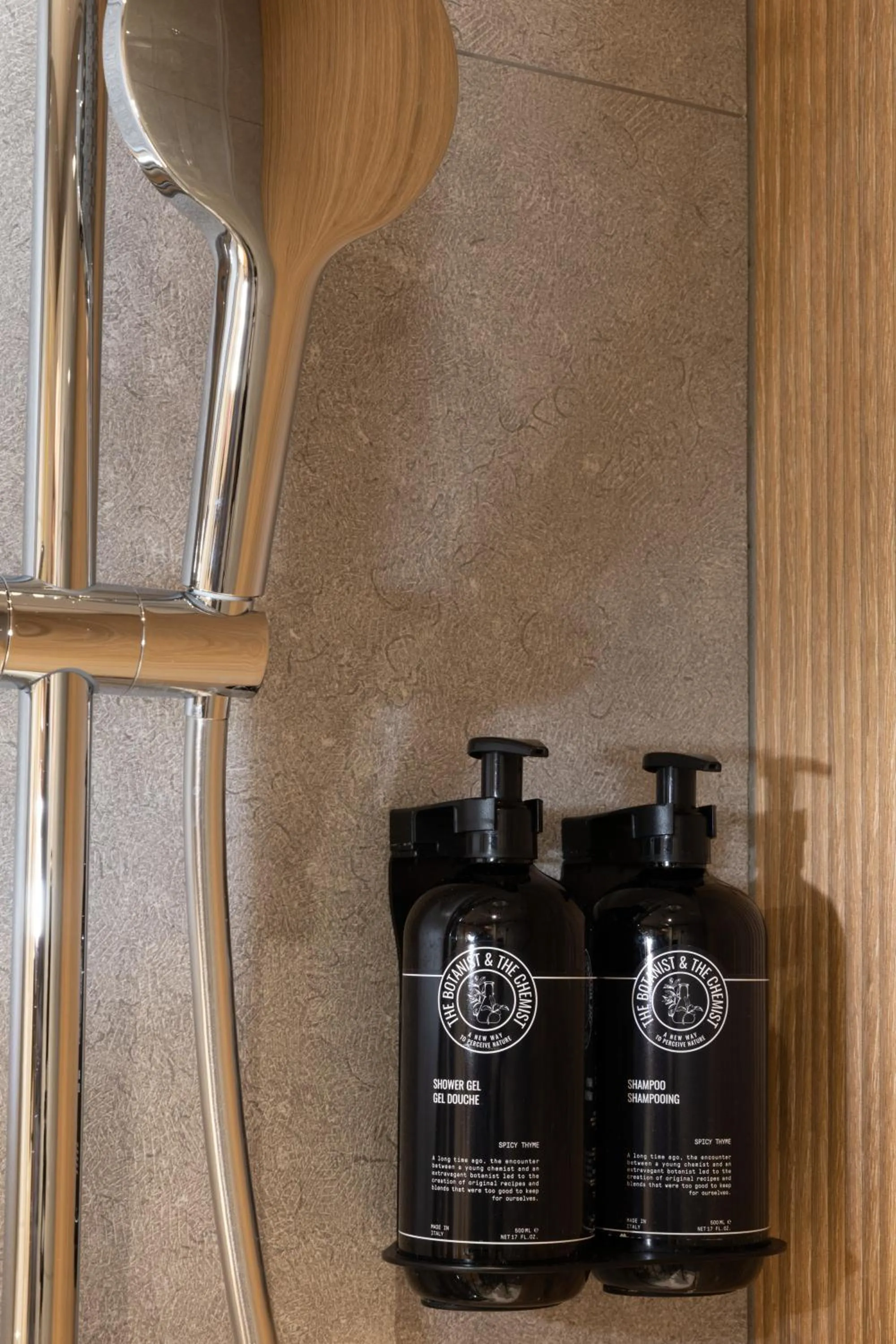 Shower in Hôtel Le Cardinal