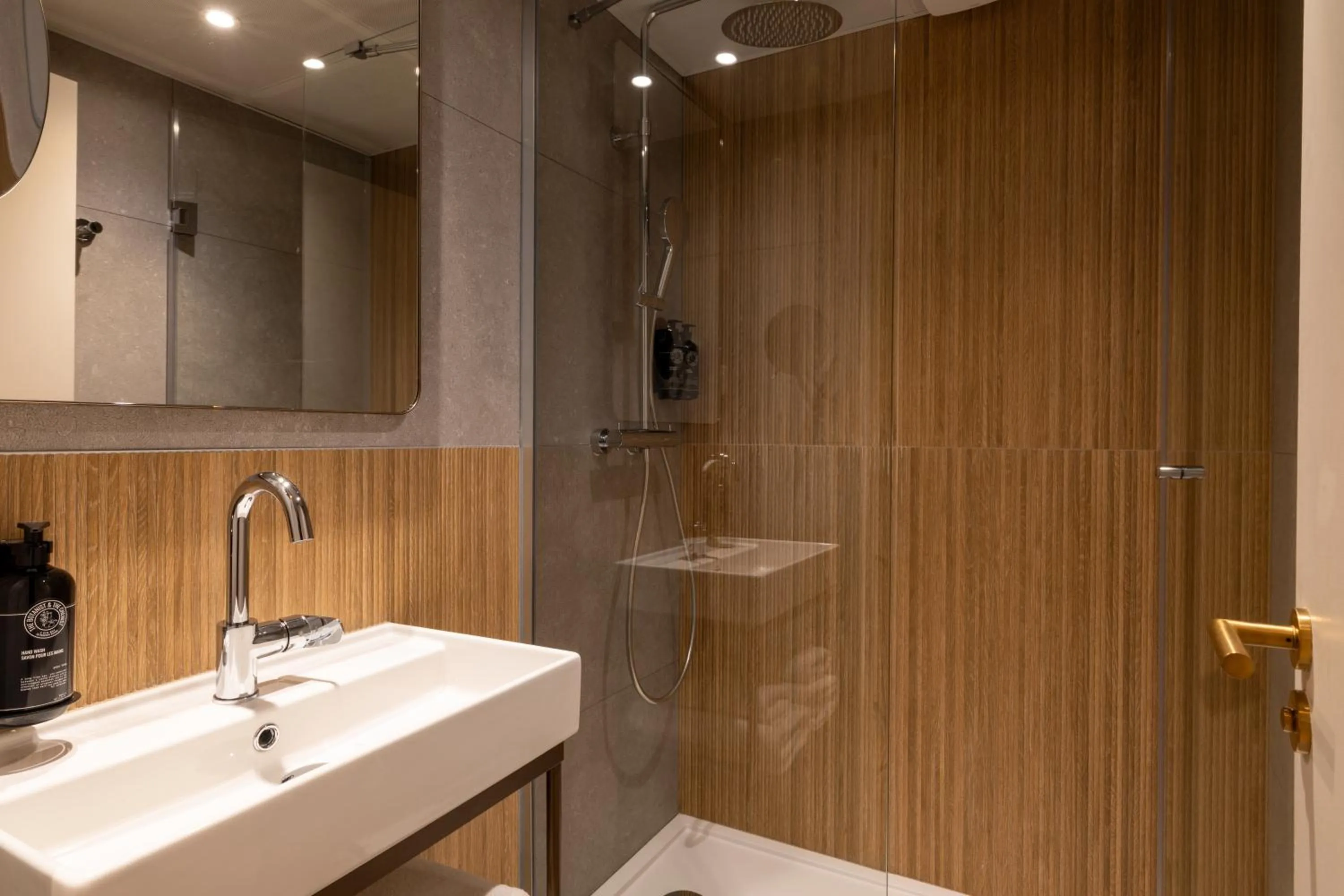 Shower in Hôtel Le Cardinal