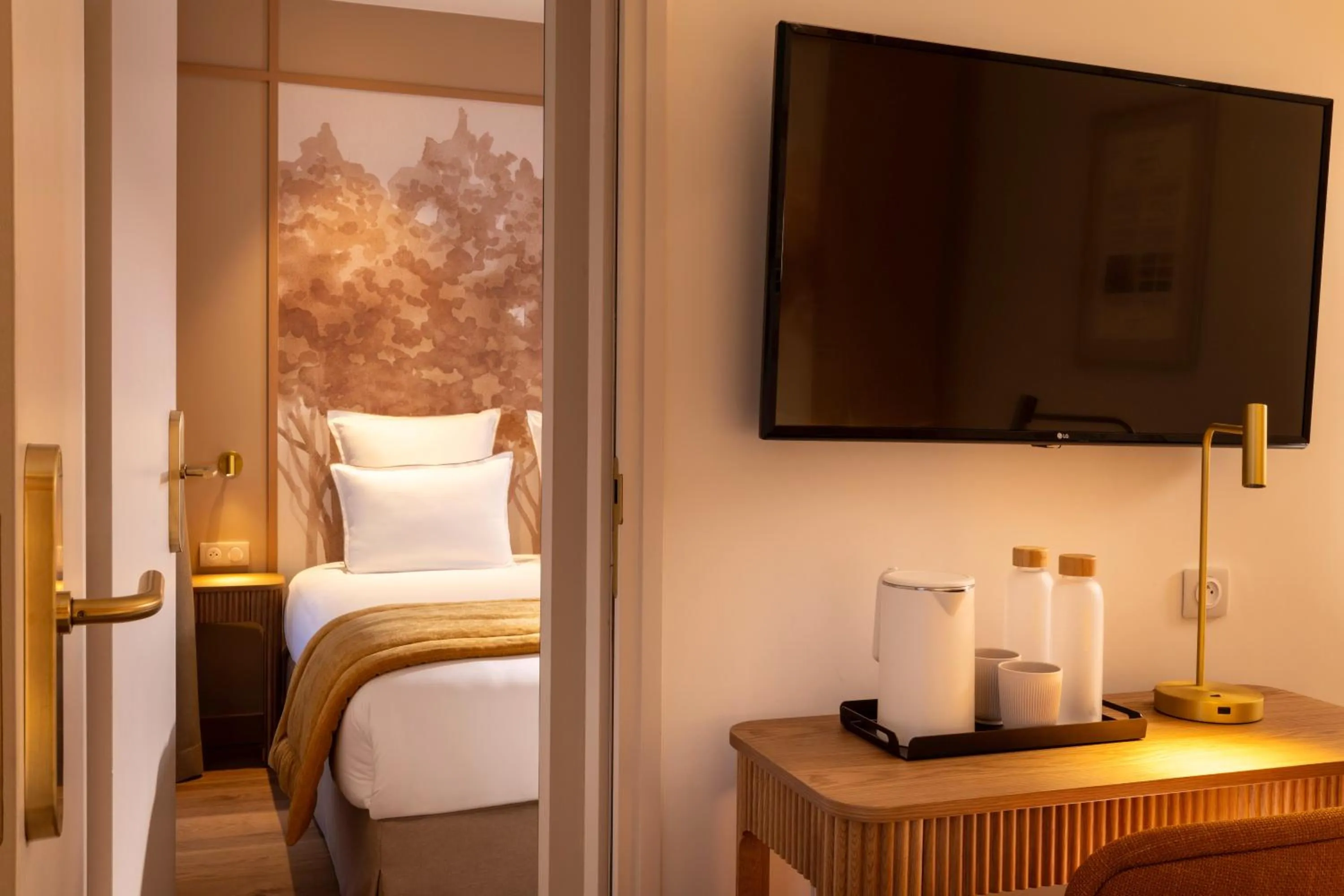 Bed in Hôtel Le Cardinal