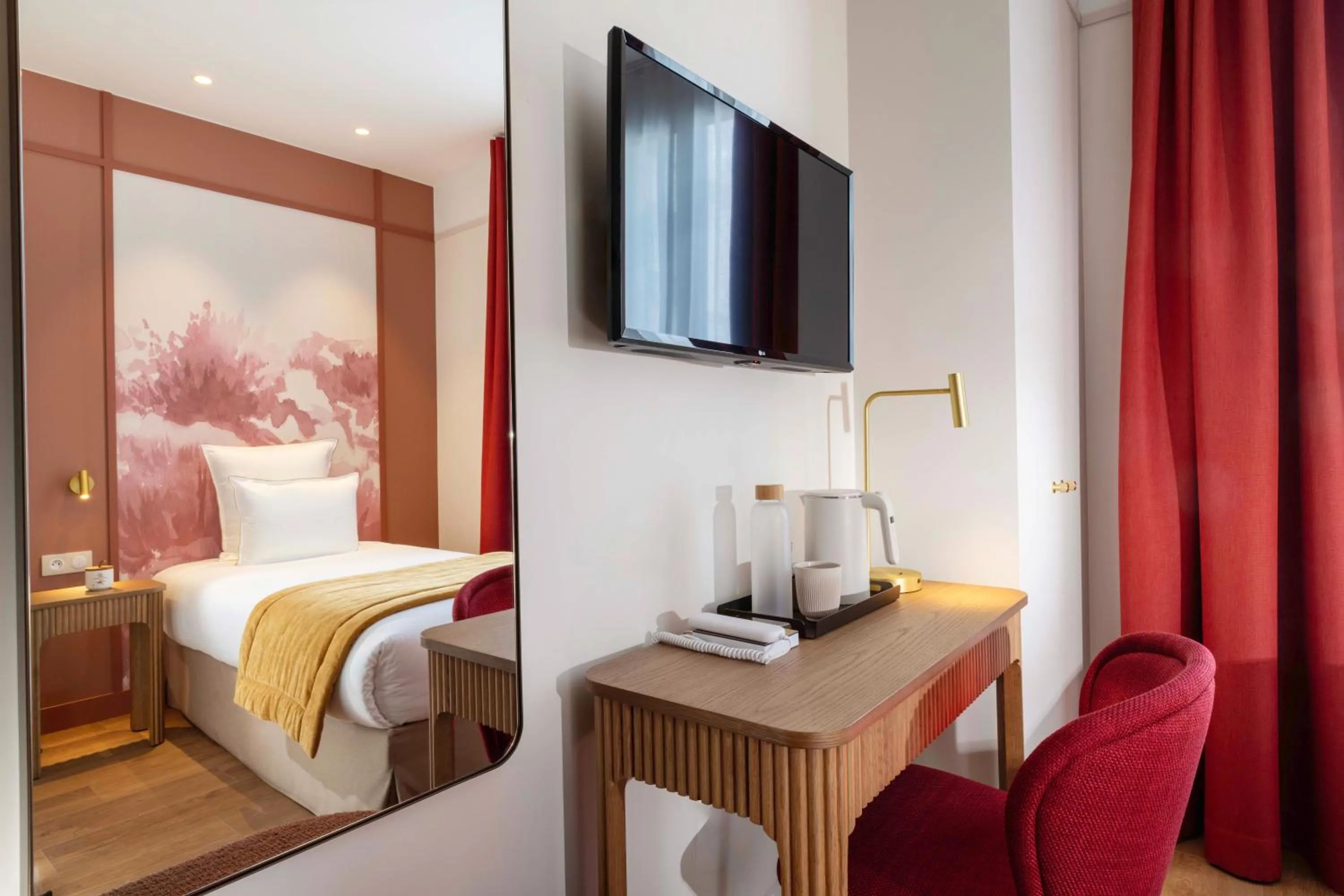 Bed in Hôtel Le Cardinal