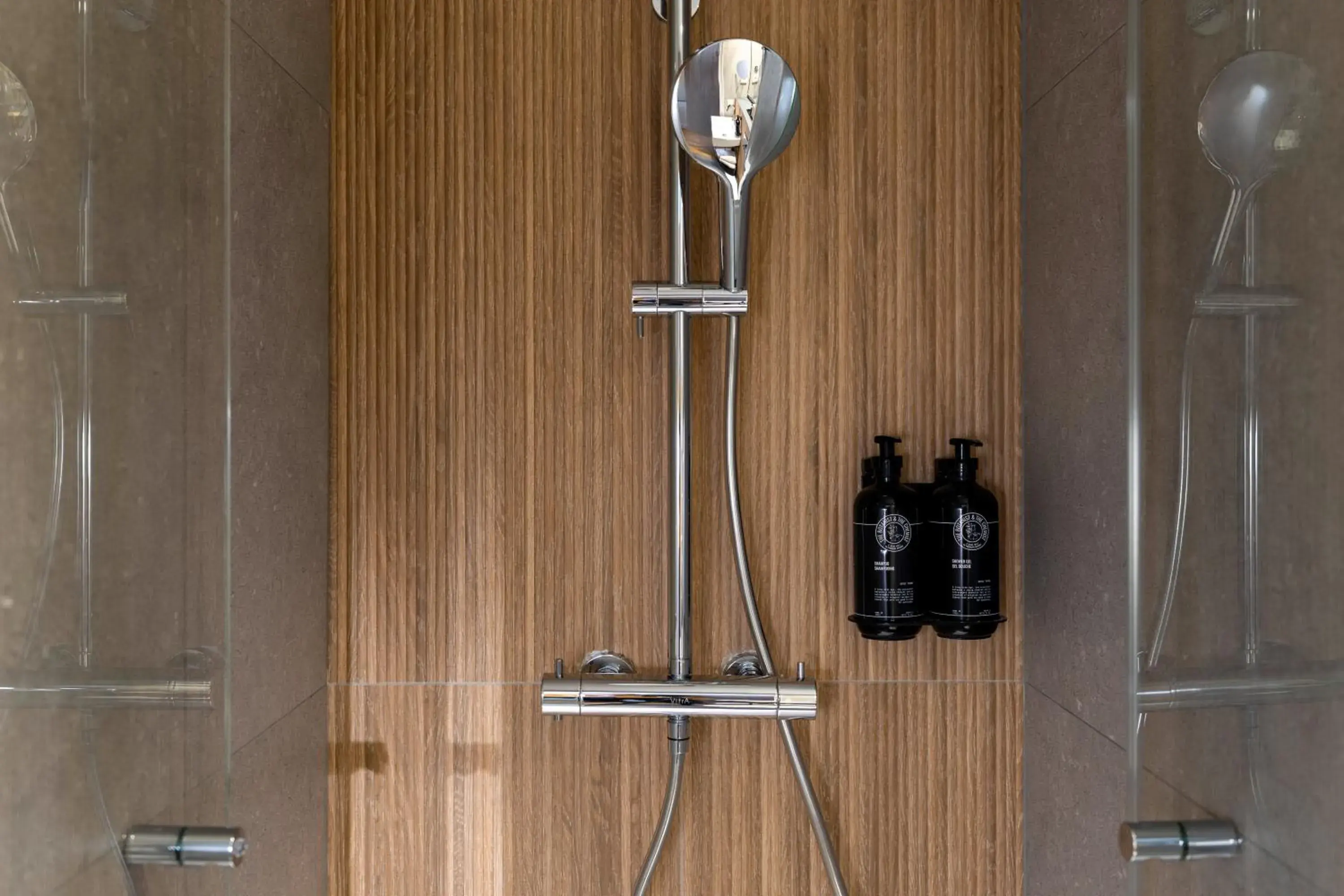 Standard Double Room in Hôtel Le Cardinal Standard Double Room in Hôtel Le Cardinal