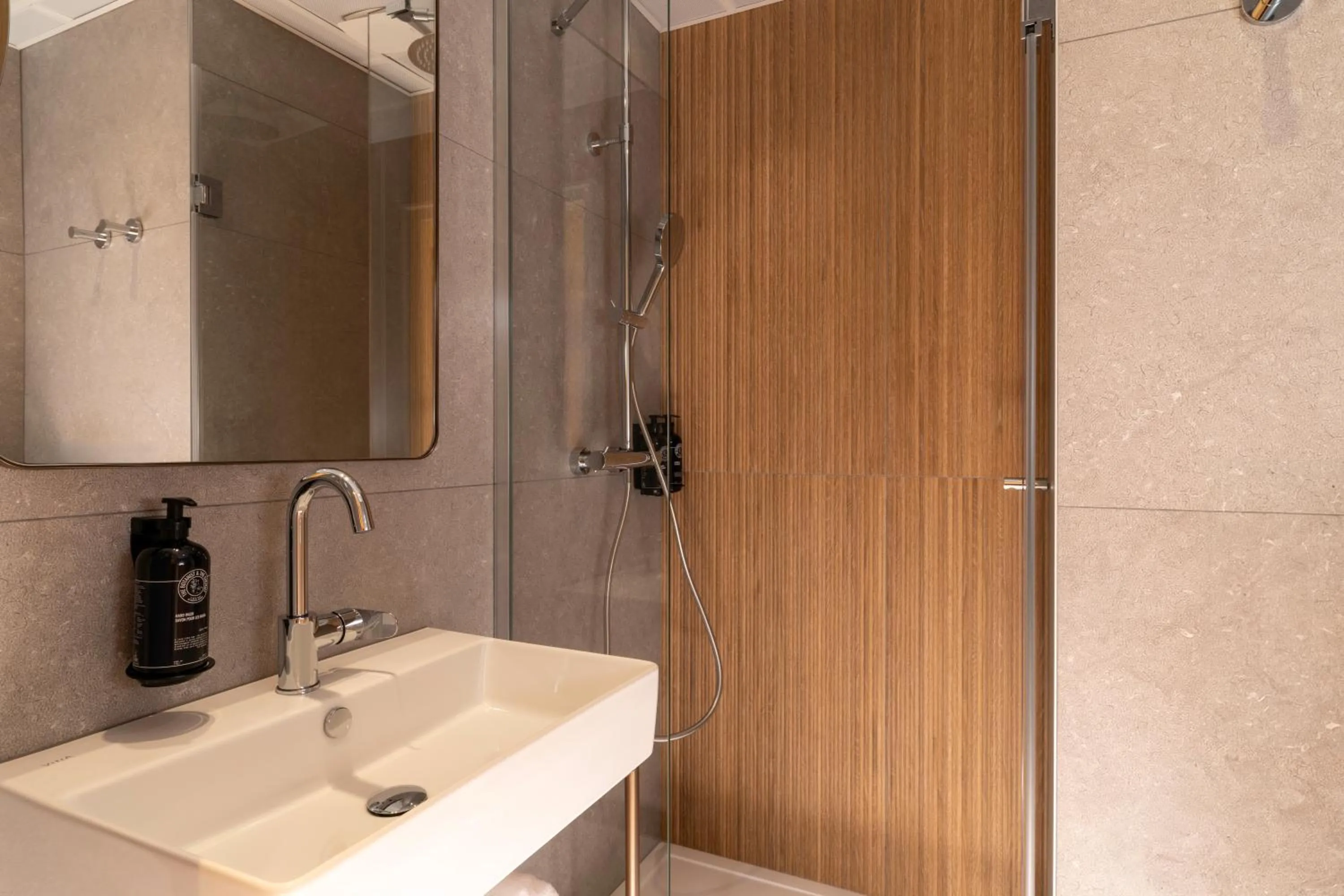 Shower in Hôtel Le Cardinal