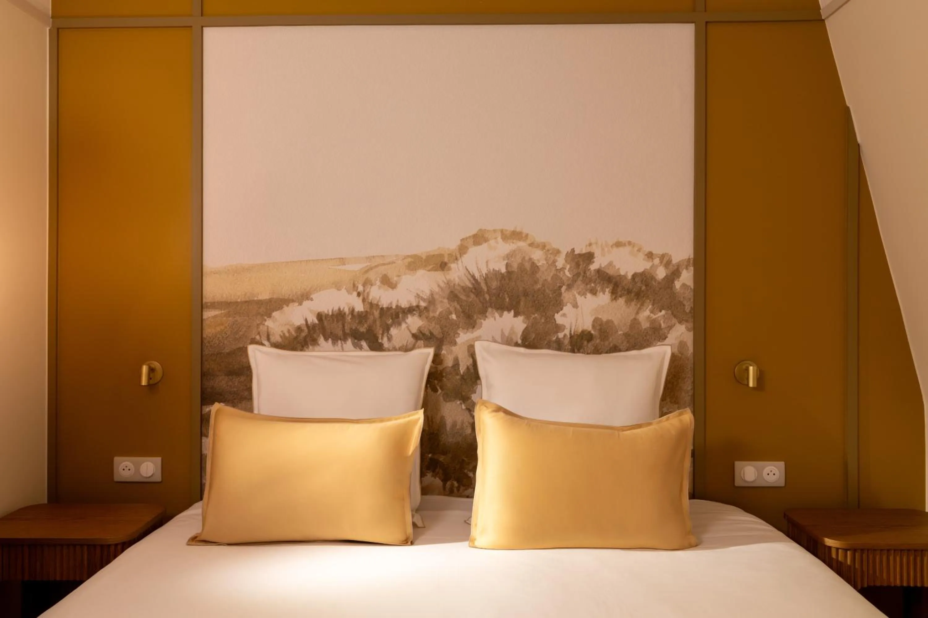 Bed in Hôtel Le Cardinal