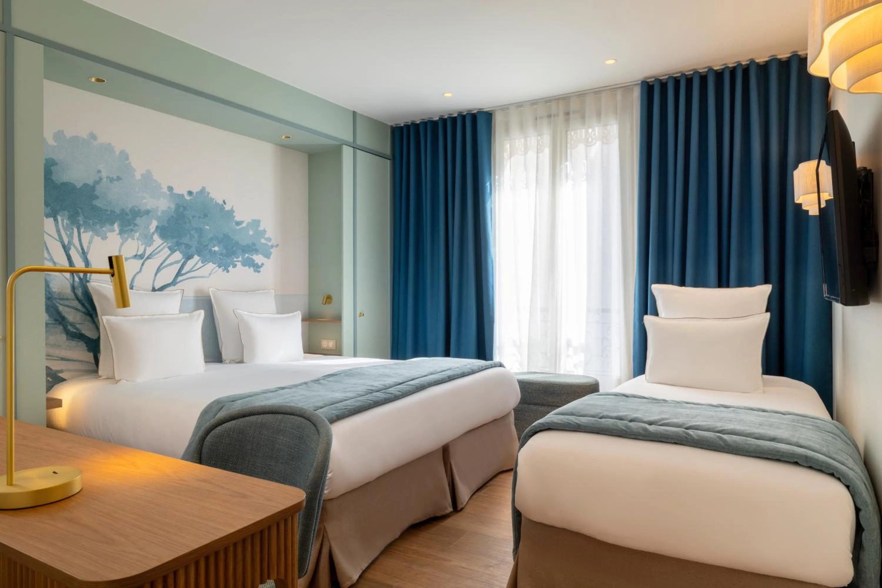 Photo of the whole room, Bed in Hôtel Le Cardinal