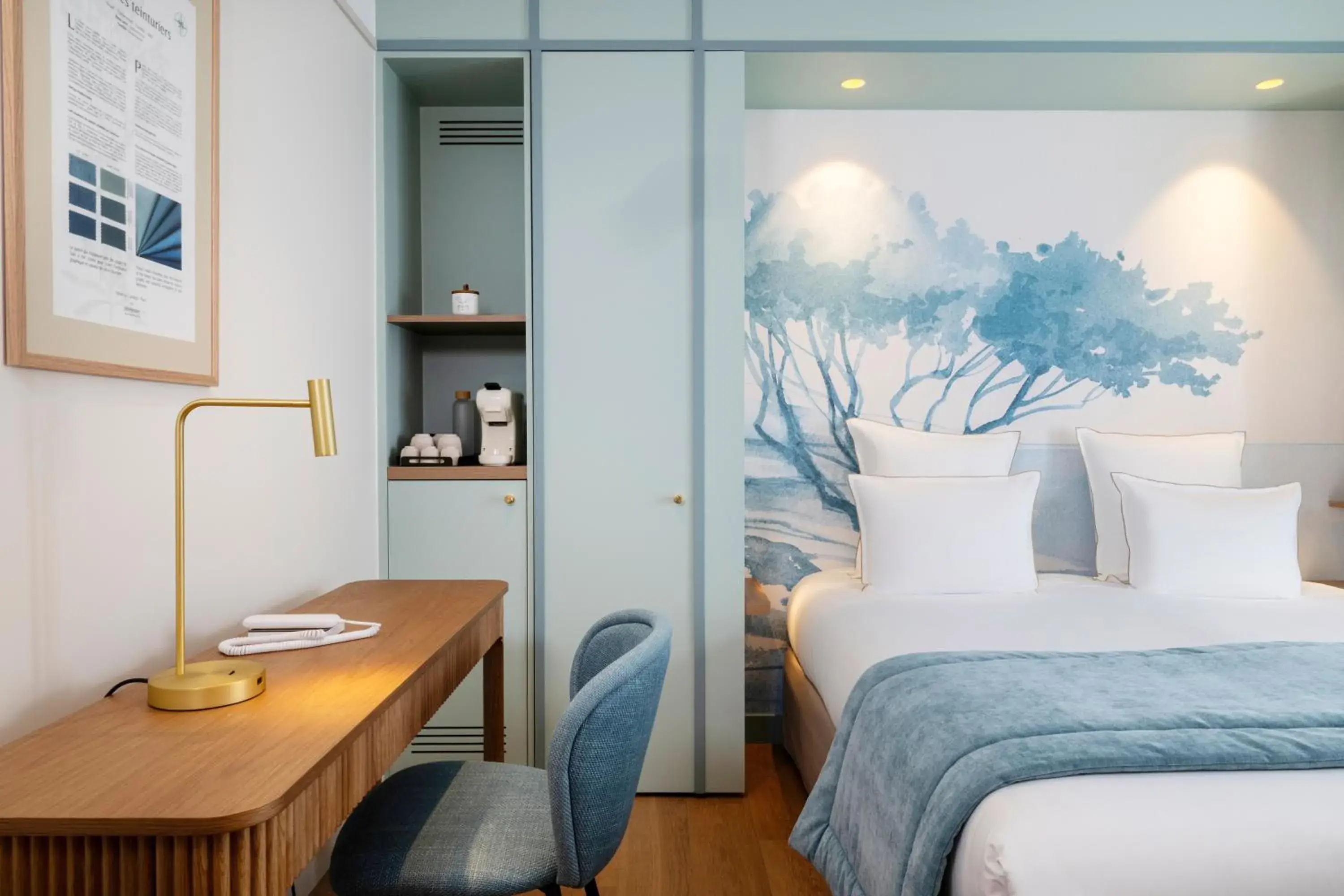 Coffee/tea facilities, Bed in Hôtel Le Cardinal Coffee/tea facilities, Bed in Hôtel Le Cardinal