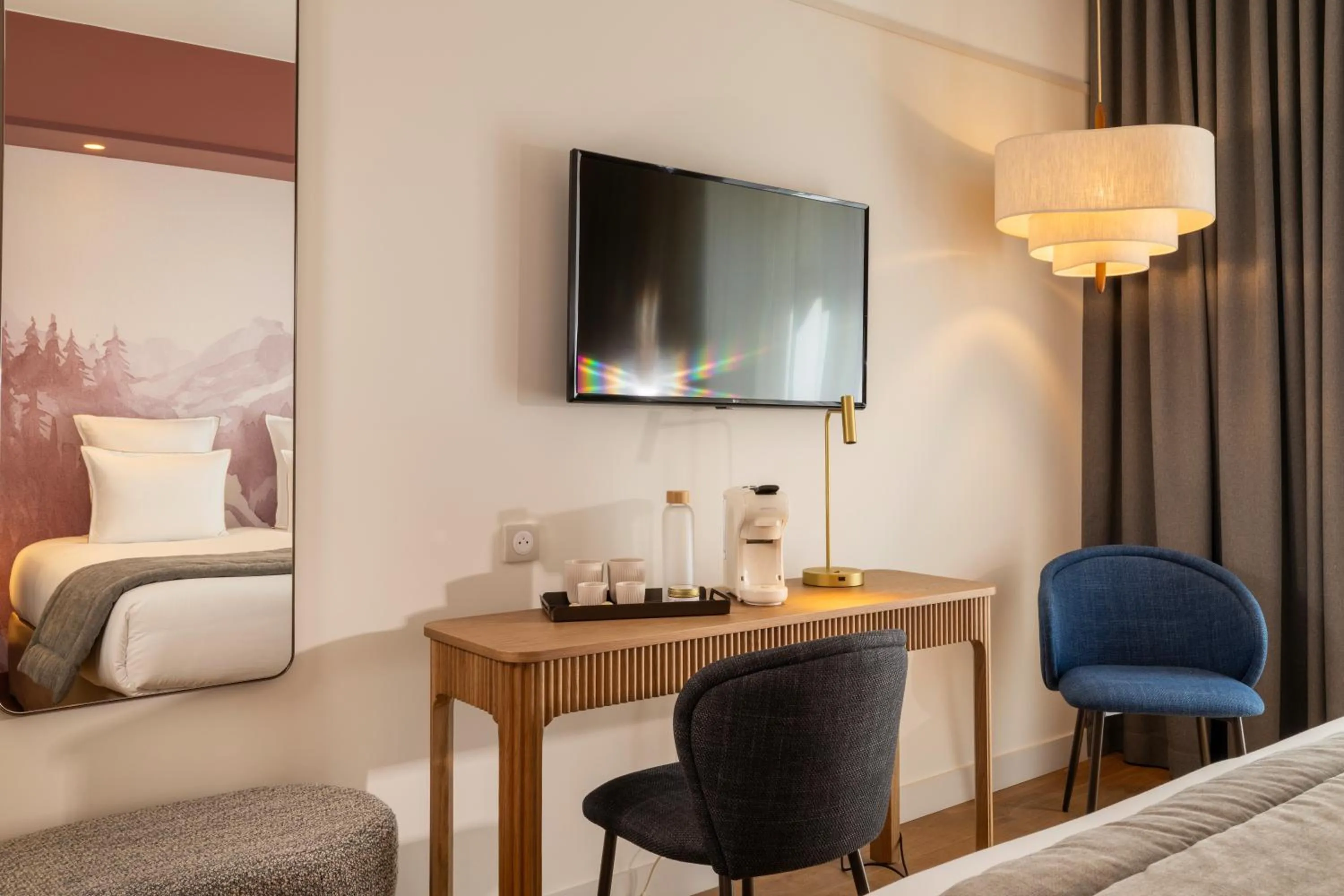 TV and multimedia, Bed in Hôtel Le Cardinal