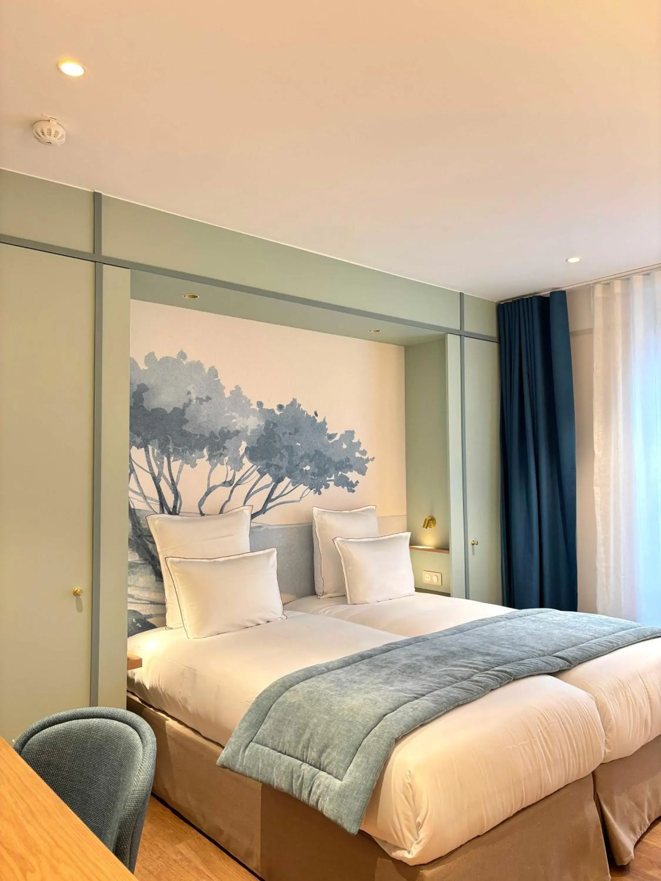 Bed in Hôtel Le Cardinal Bed in Hôtel Le Cardinal