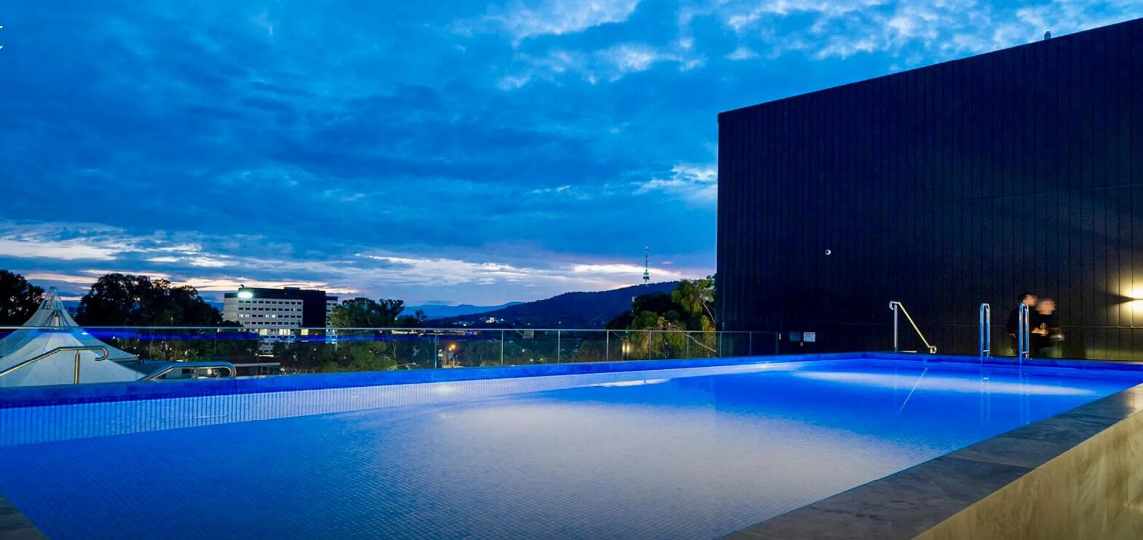The Hamptons Central Luxe 2BR 2BA Pool and Free Parking