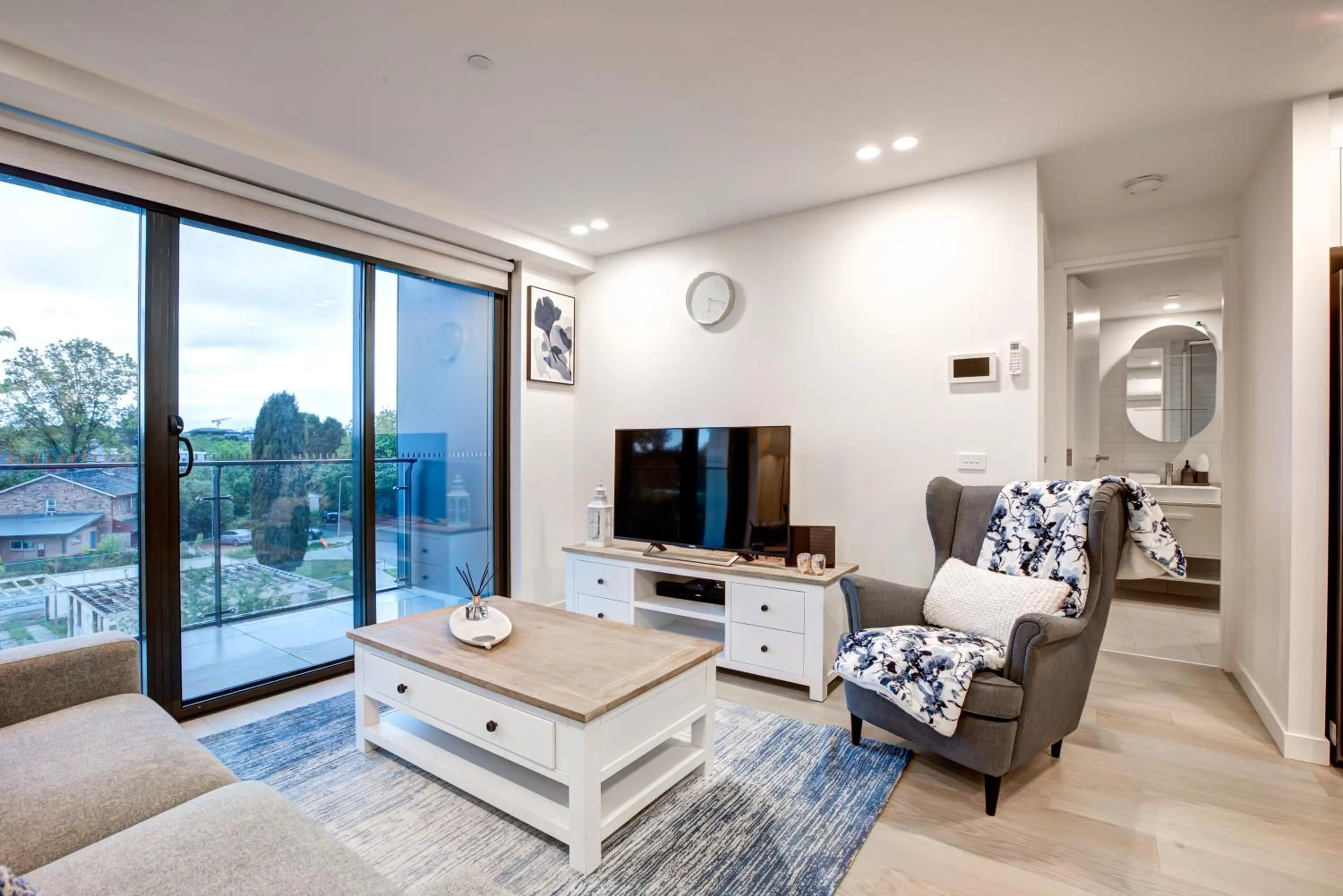 The Hamptons Central Luxe 2BR 2BA Pool and Free Parking